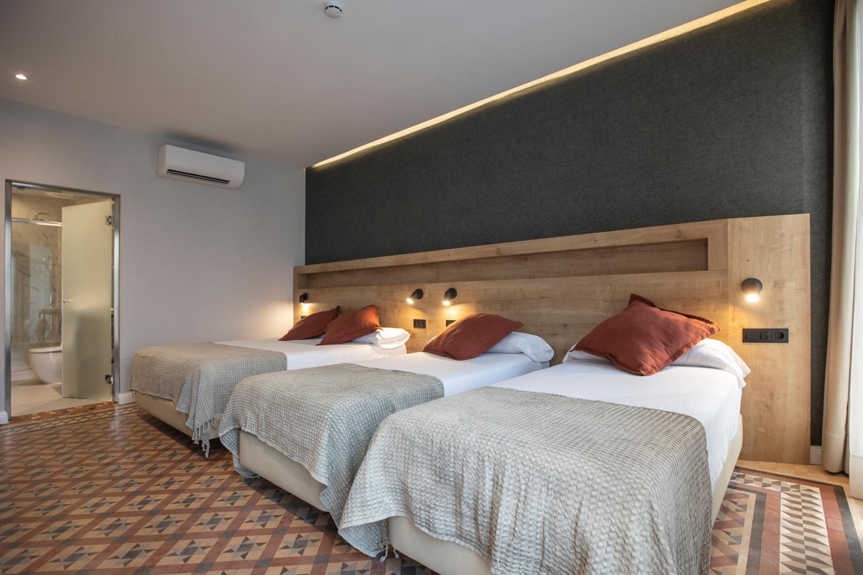 Quadruple Room with Balcony photo 3