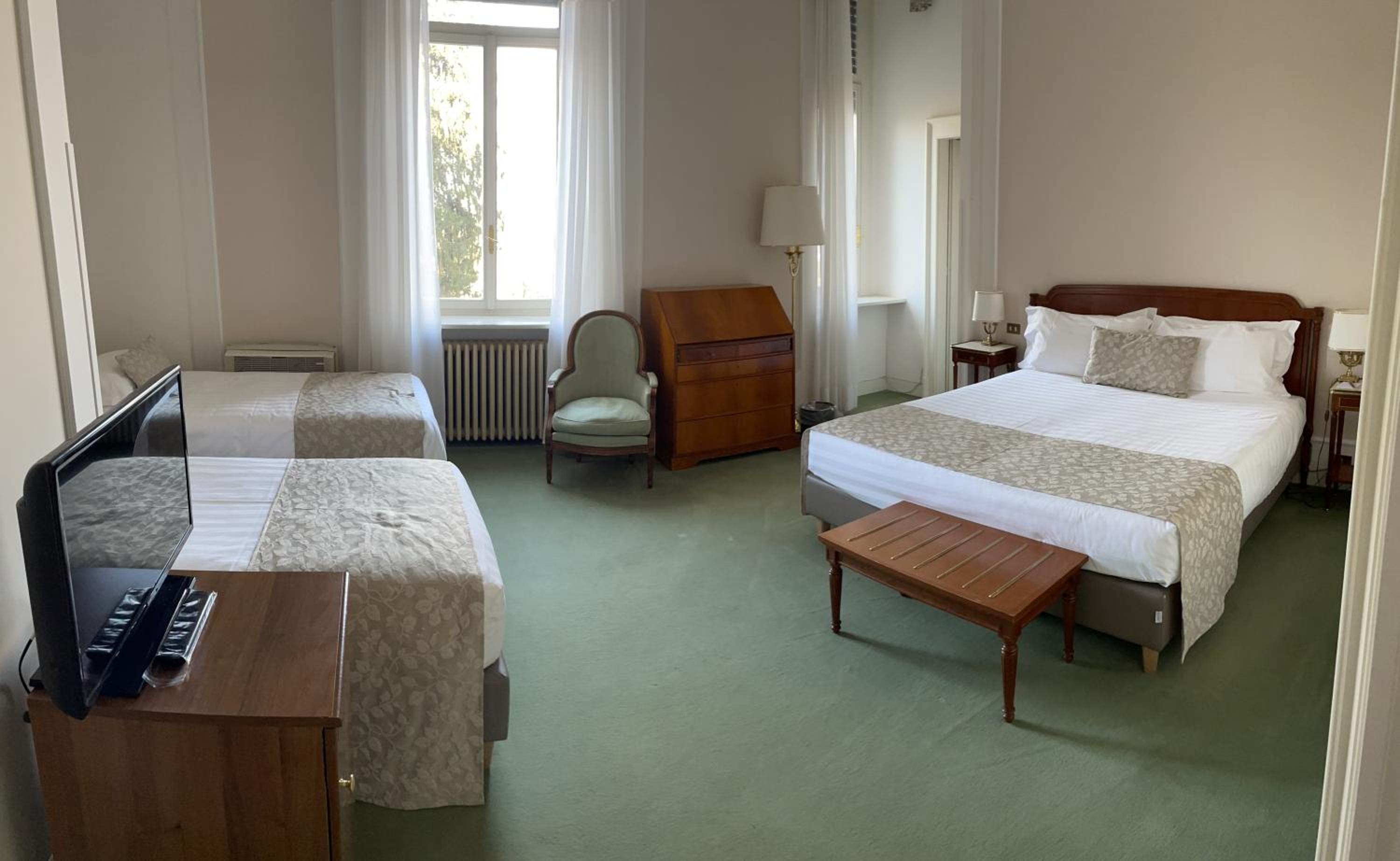 Quadruple Room - Photo 11