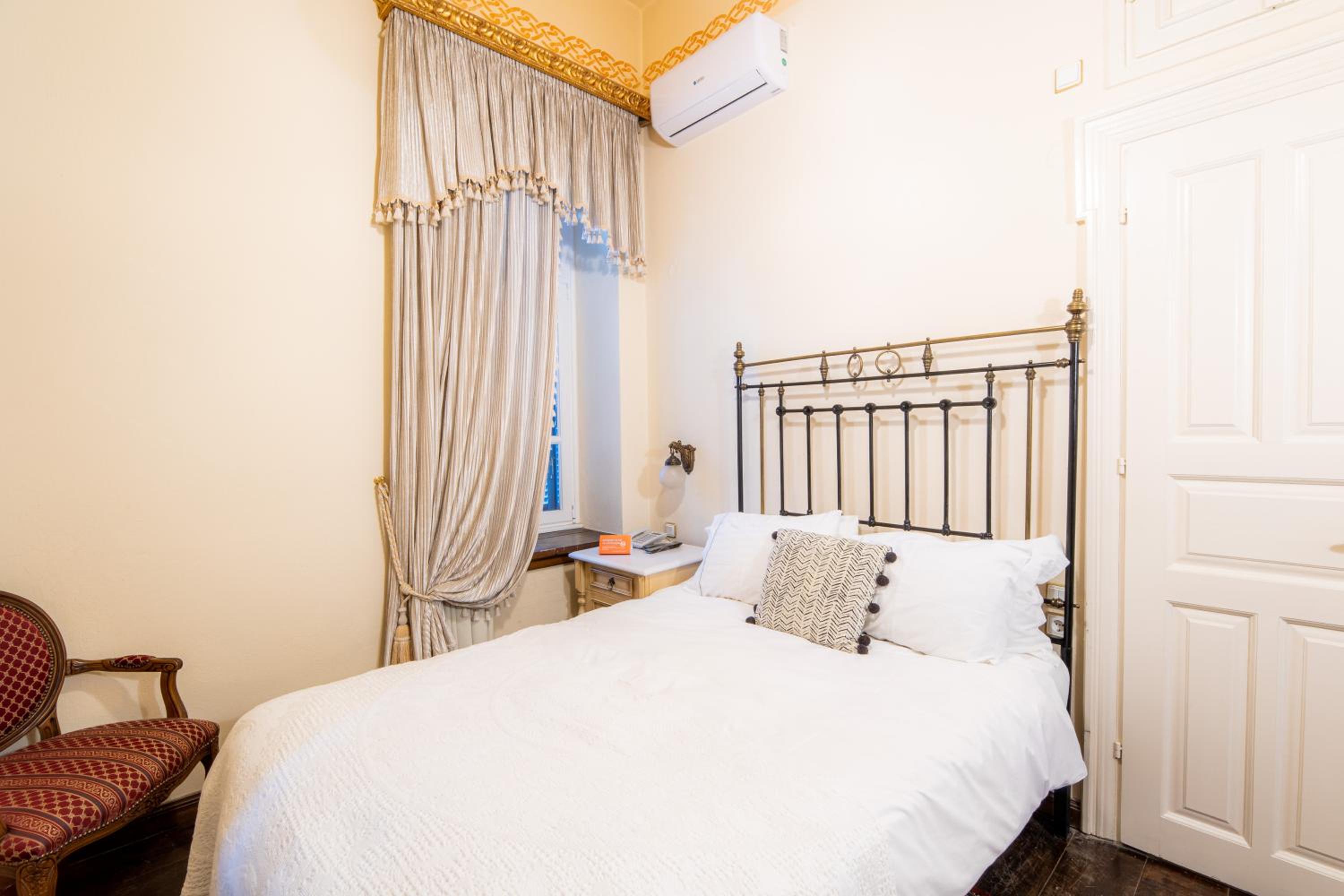 Small Double Room - Photo 12