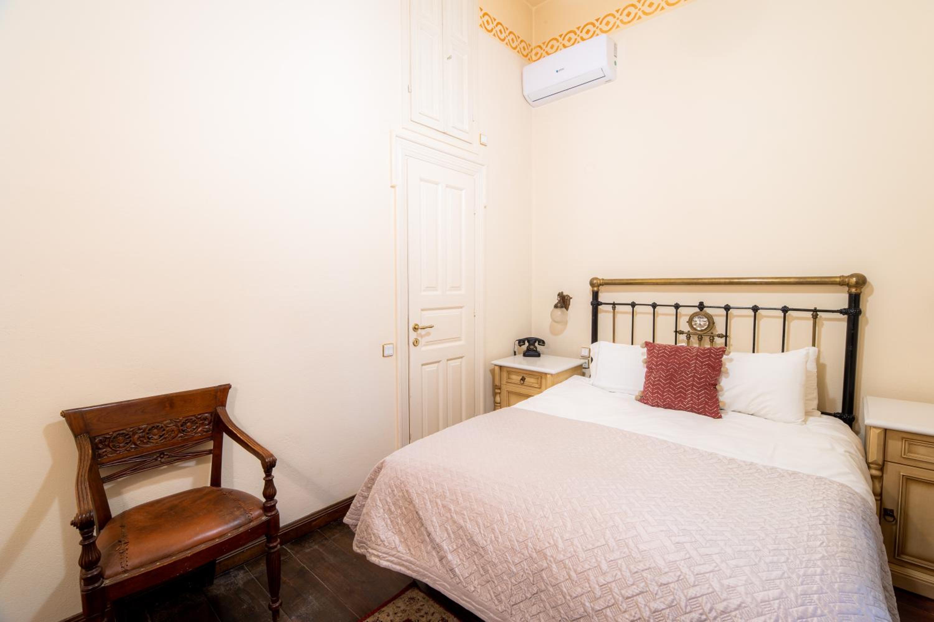 Small Double Room - Photo 13