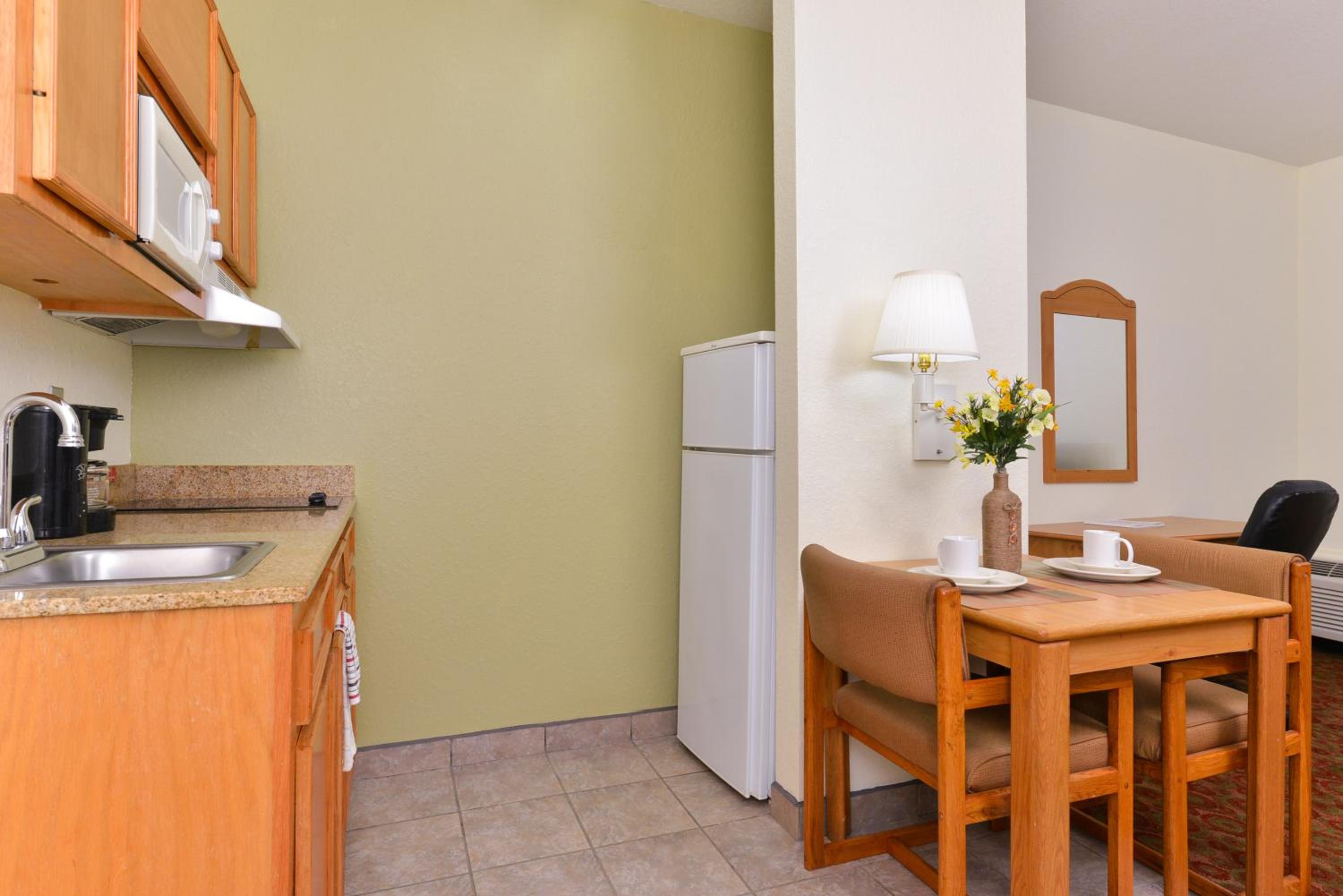 Deluxe Studio with One Queen Bed - Photo 2