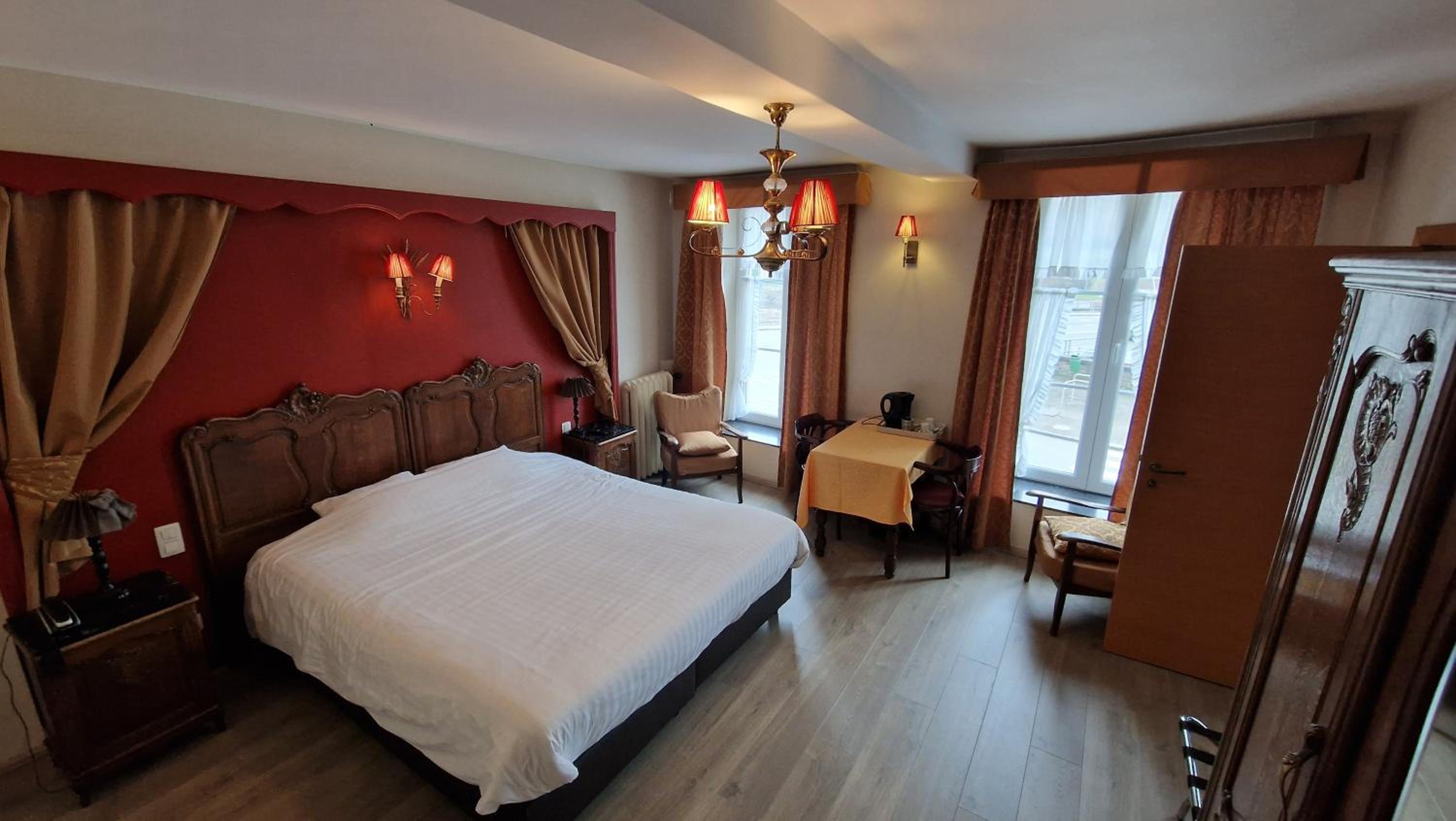 Double Room with Spa Bath - Photo 1