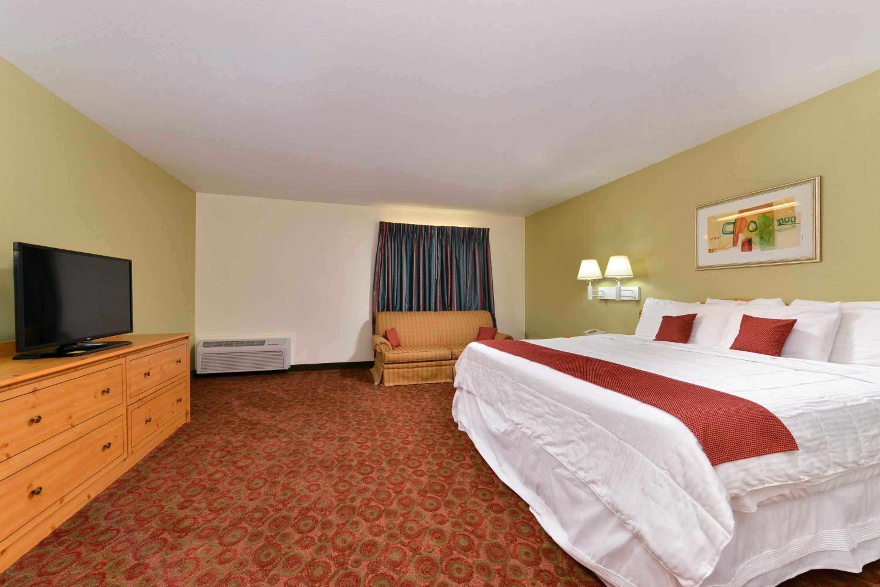 Deluxe King Suite with Sofa Bed - Photo 4