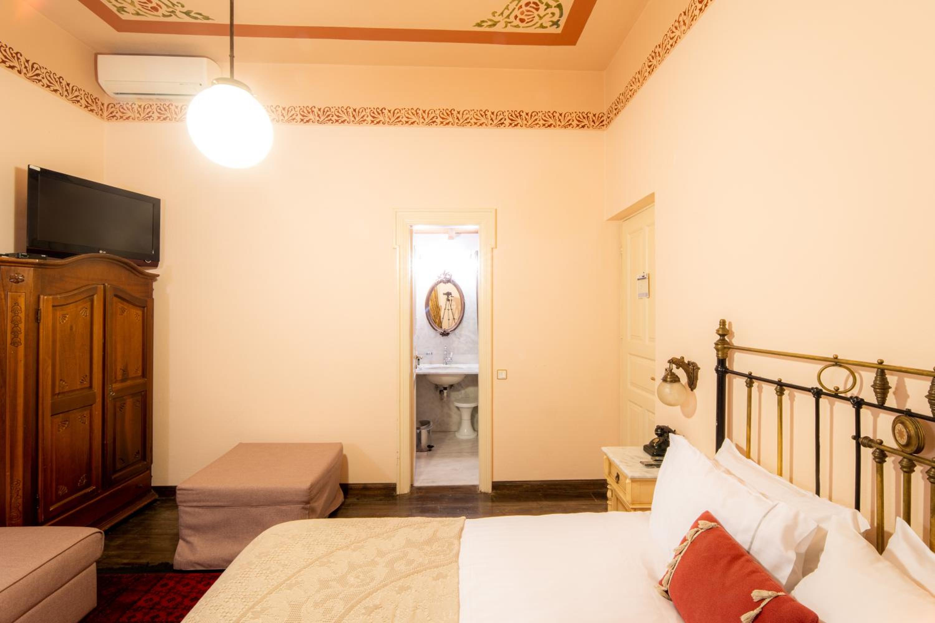 Standard Double or Twin Room - Photo 9