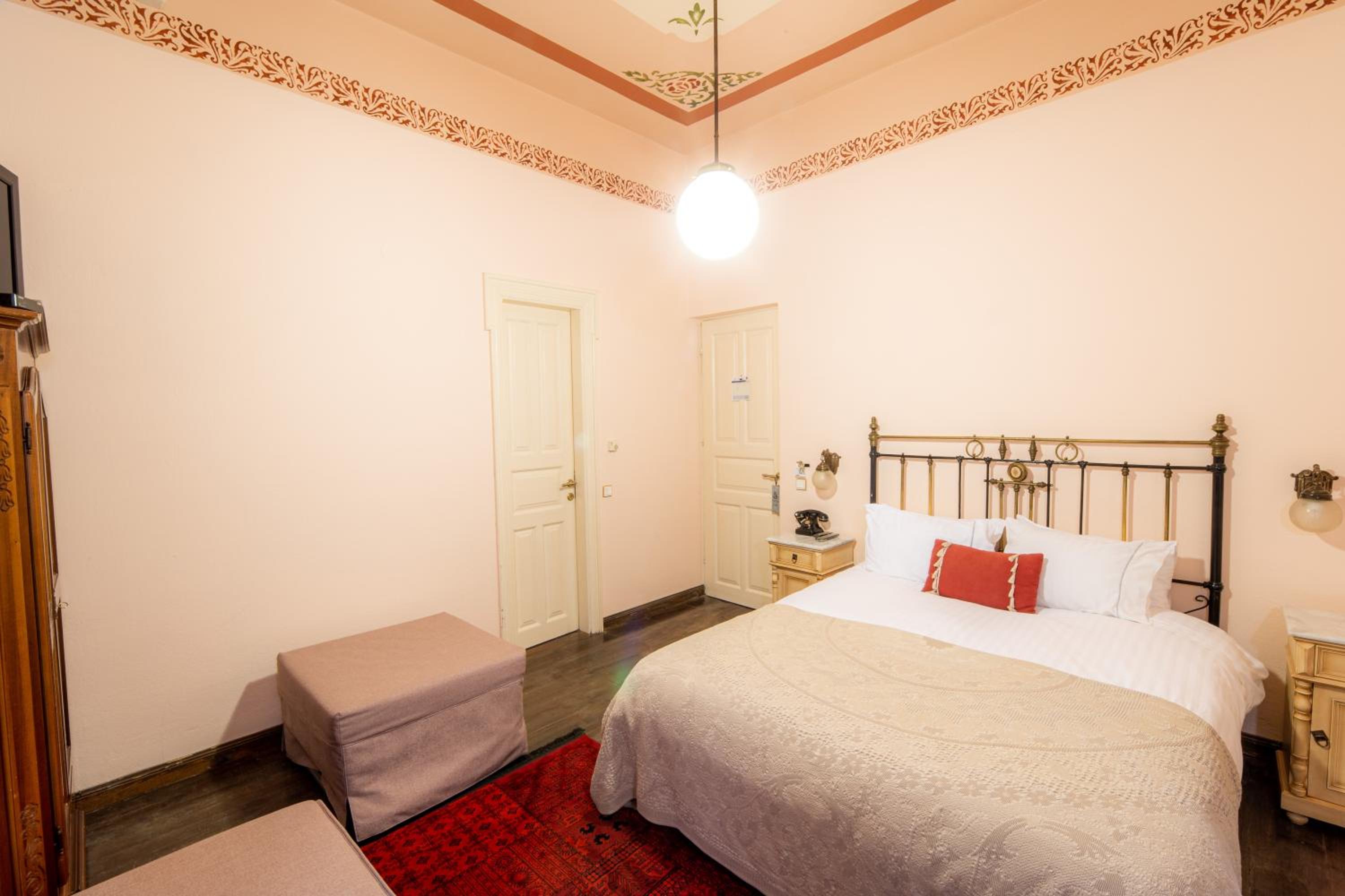 Standard Double or Twin Room - Photo 8