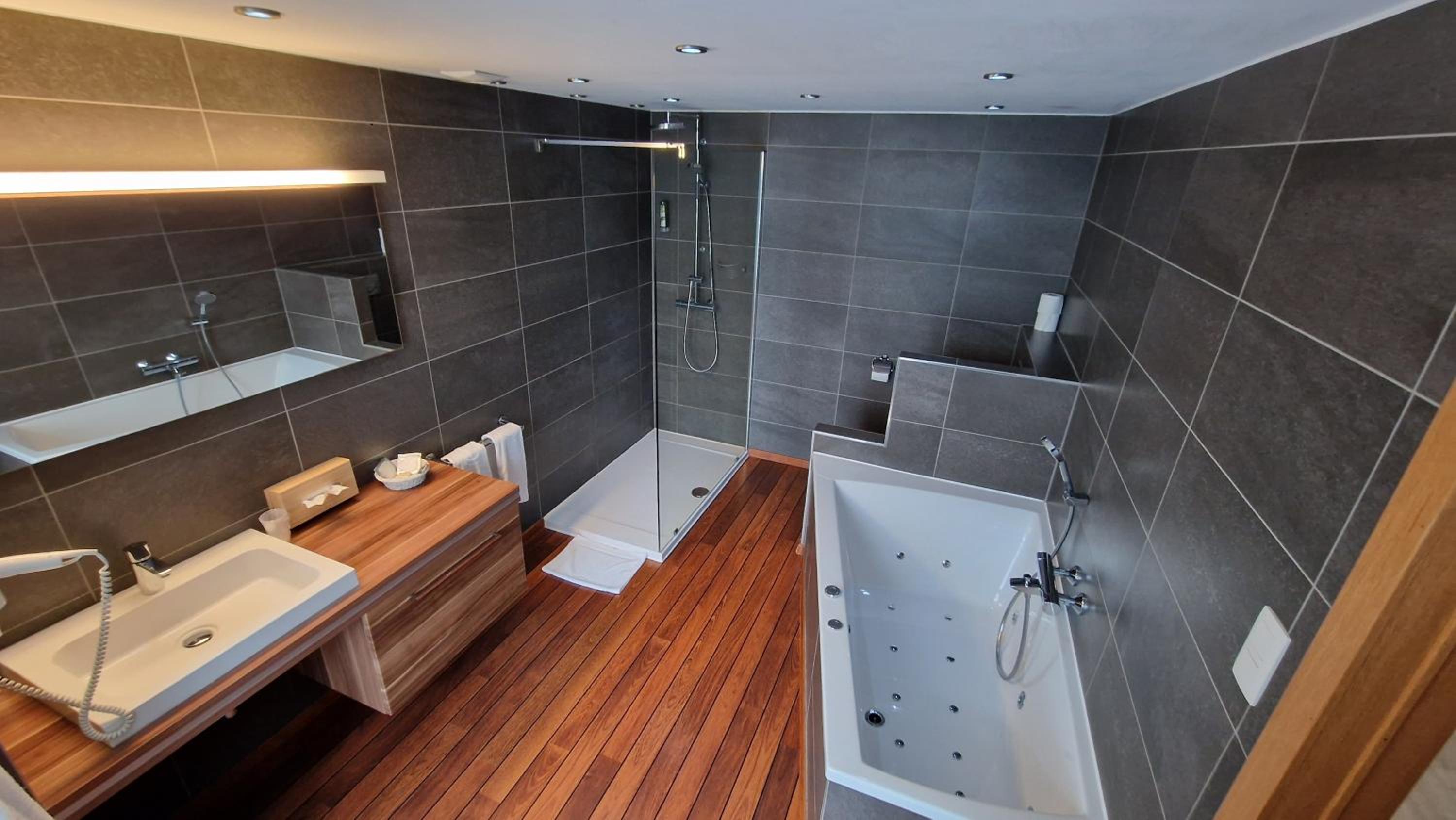 Double Room with Spa Bath - Photo 3