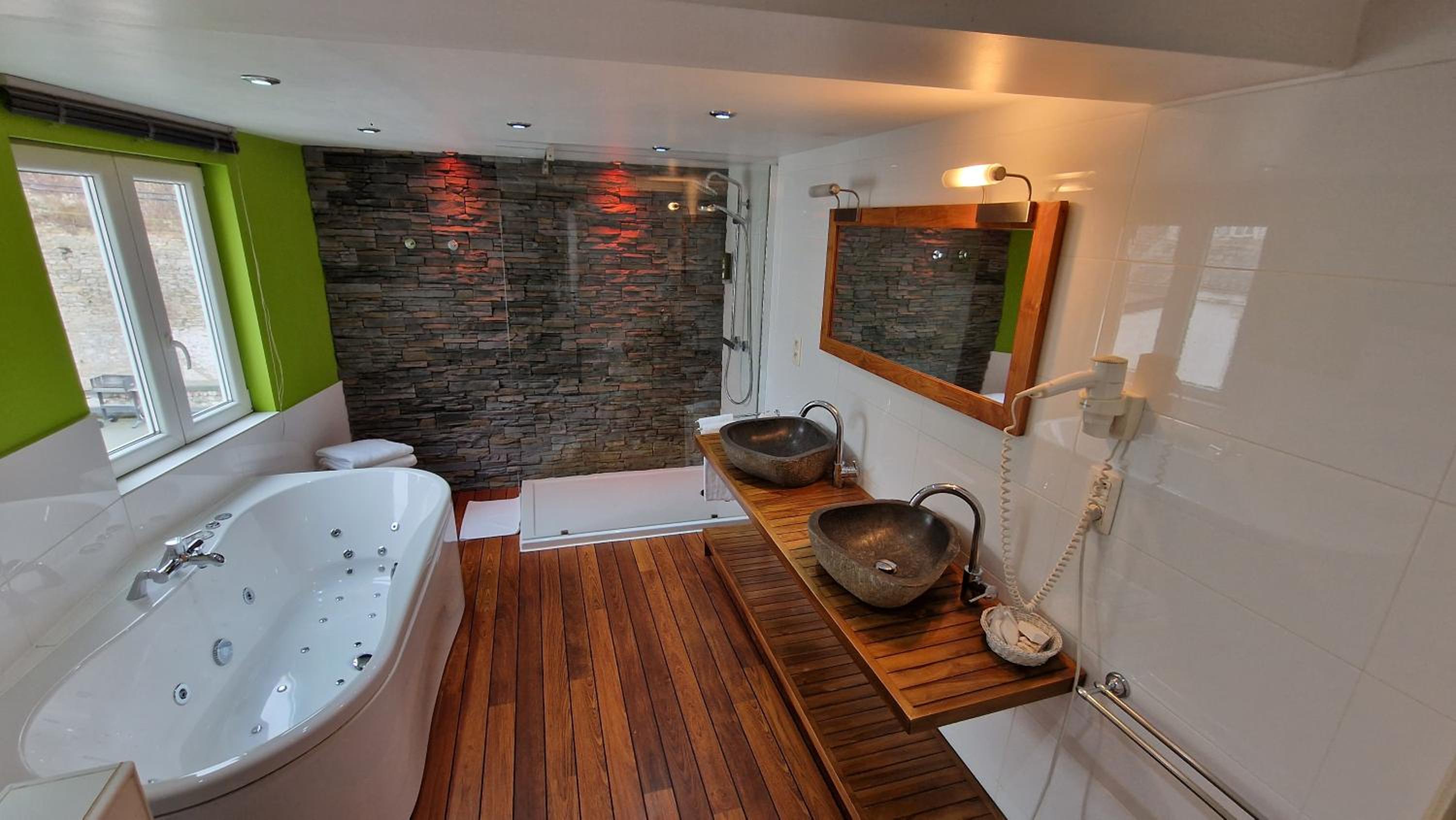 Double Room with Spa Bath - Photo 9