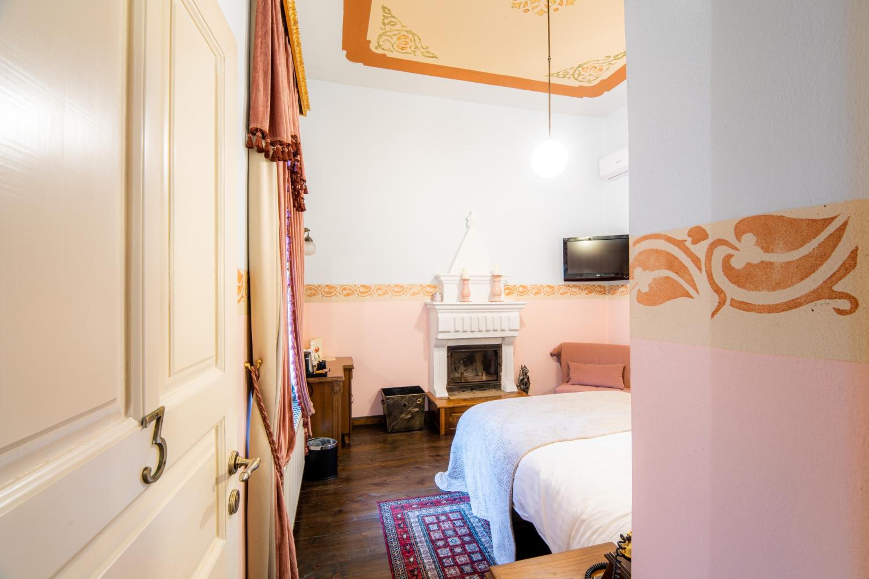 Standard Double Room with Fireplace - Photo 9