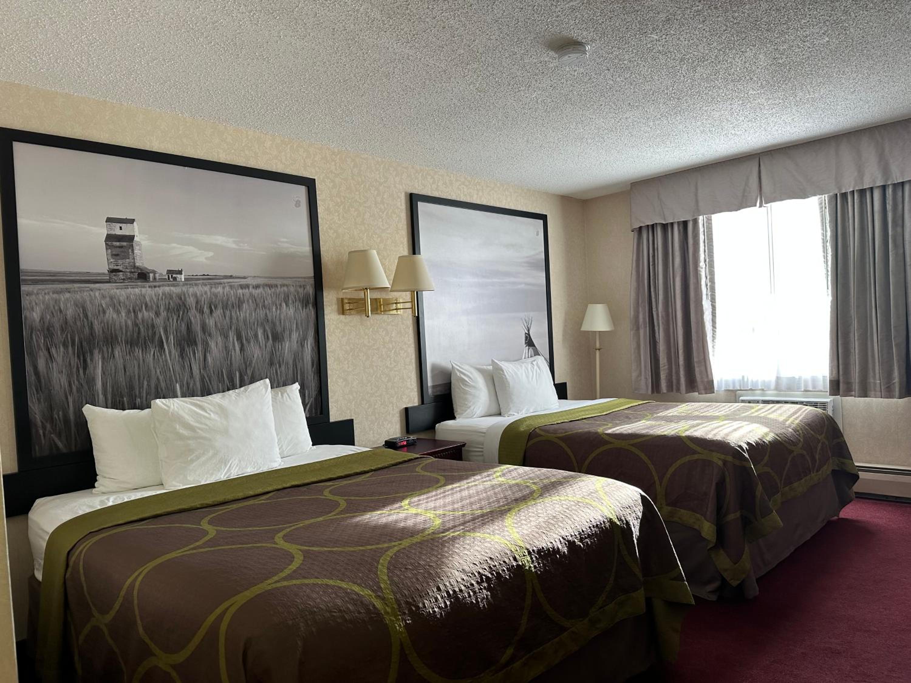 Queen Room with Two Queen Beds - Non-Smoking - Photo 16