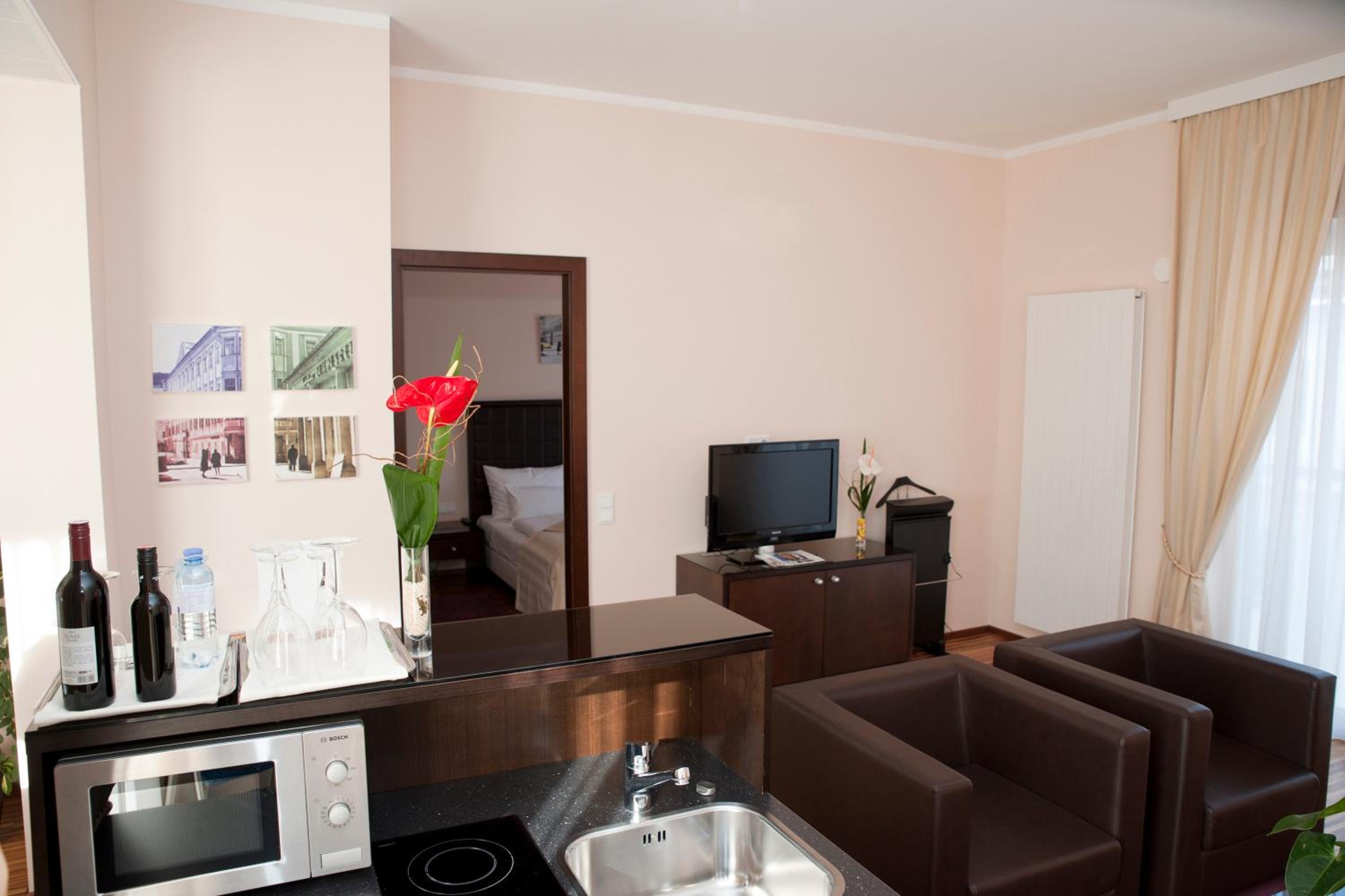 Suite with Balcony - Photo 12