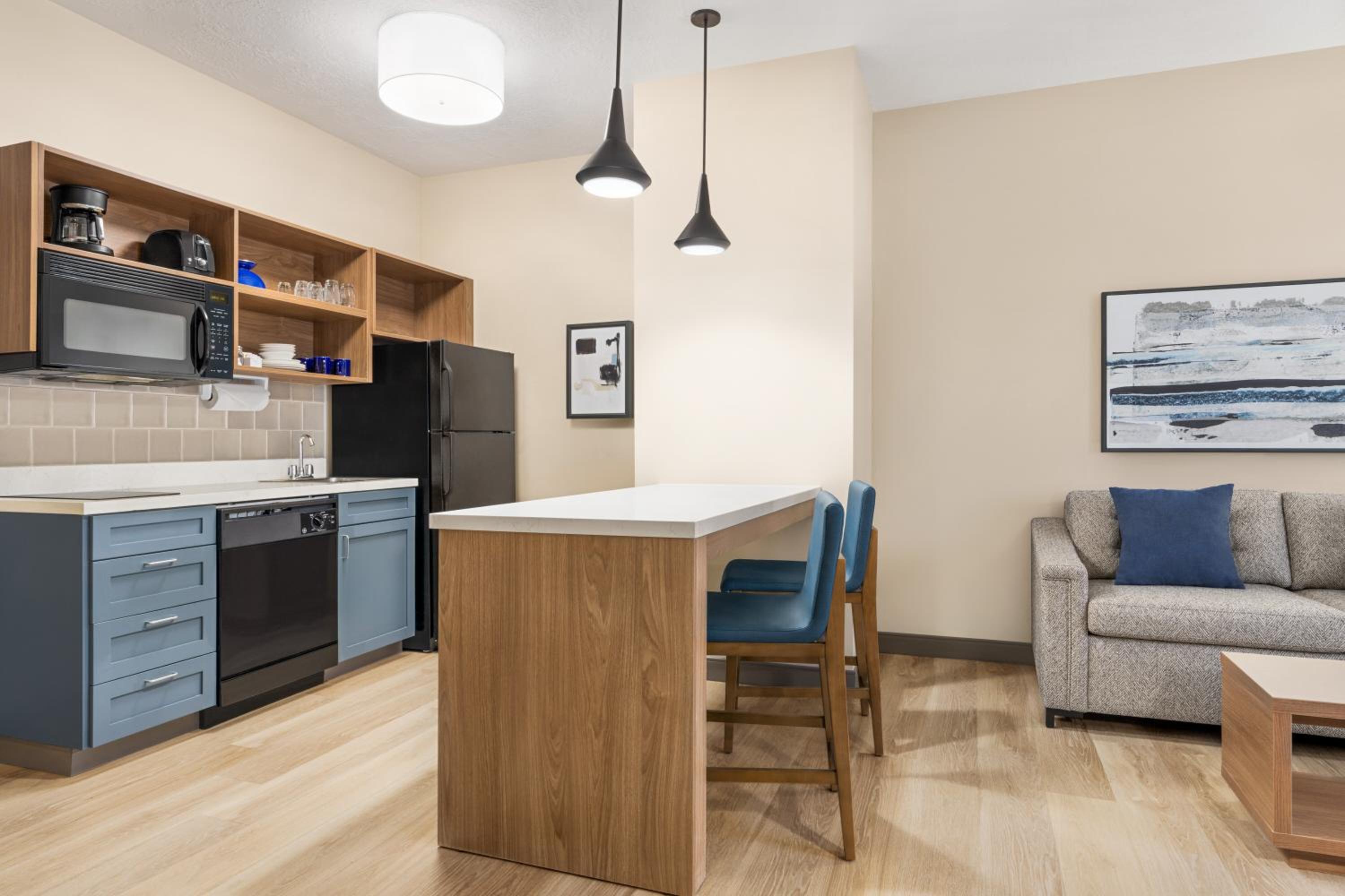 One-Bedroom Queen Suite -Non-Smoking - Photo 8