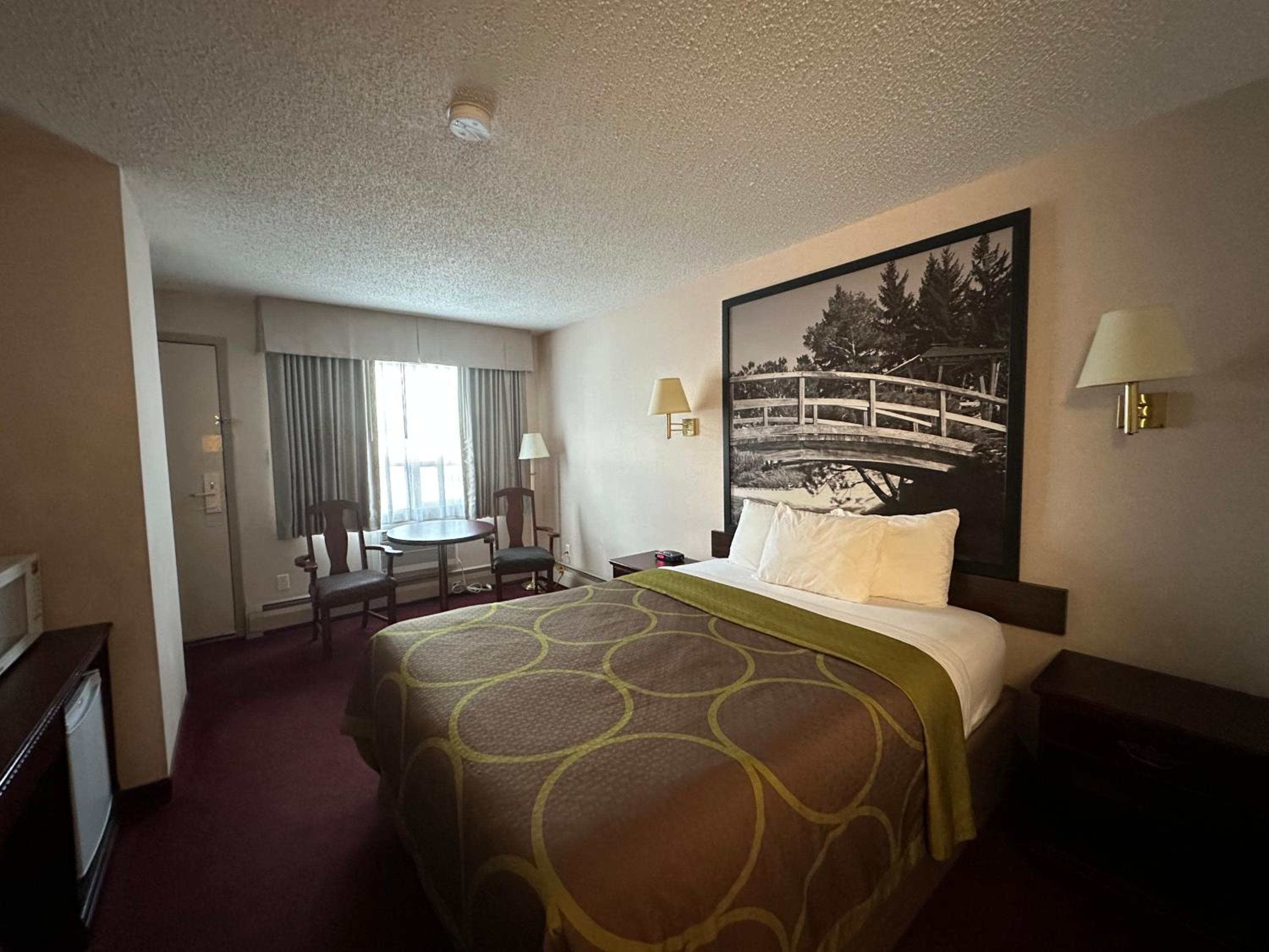 Queen Room - Non-Smoking - Photo 10