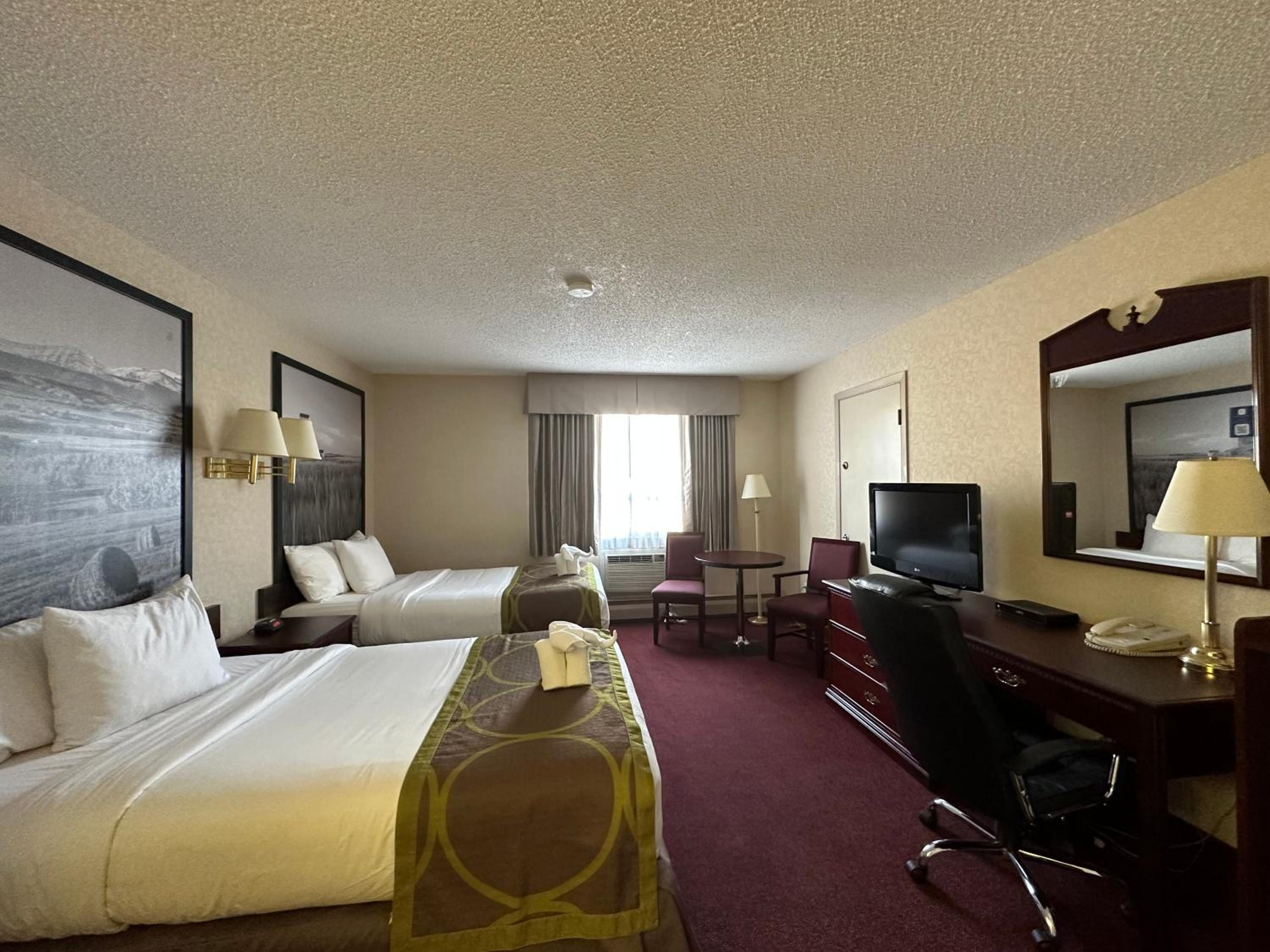 Queen Room with Two Queen Beds - Non-Smoking - Photo 8
