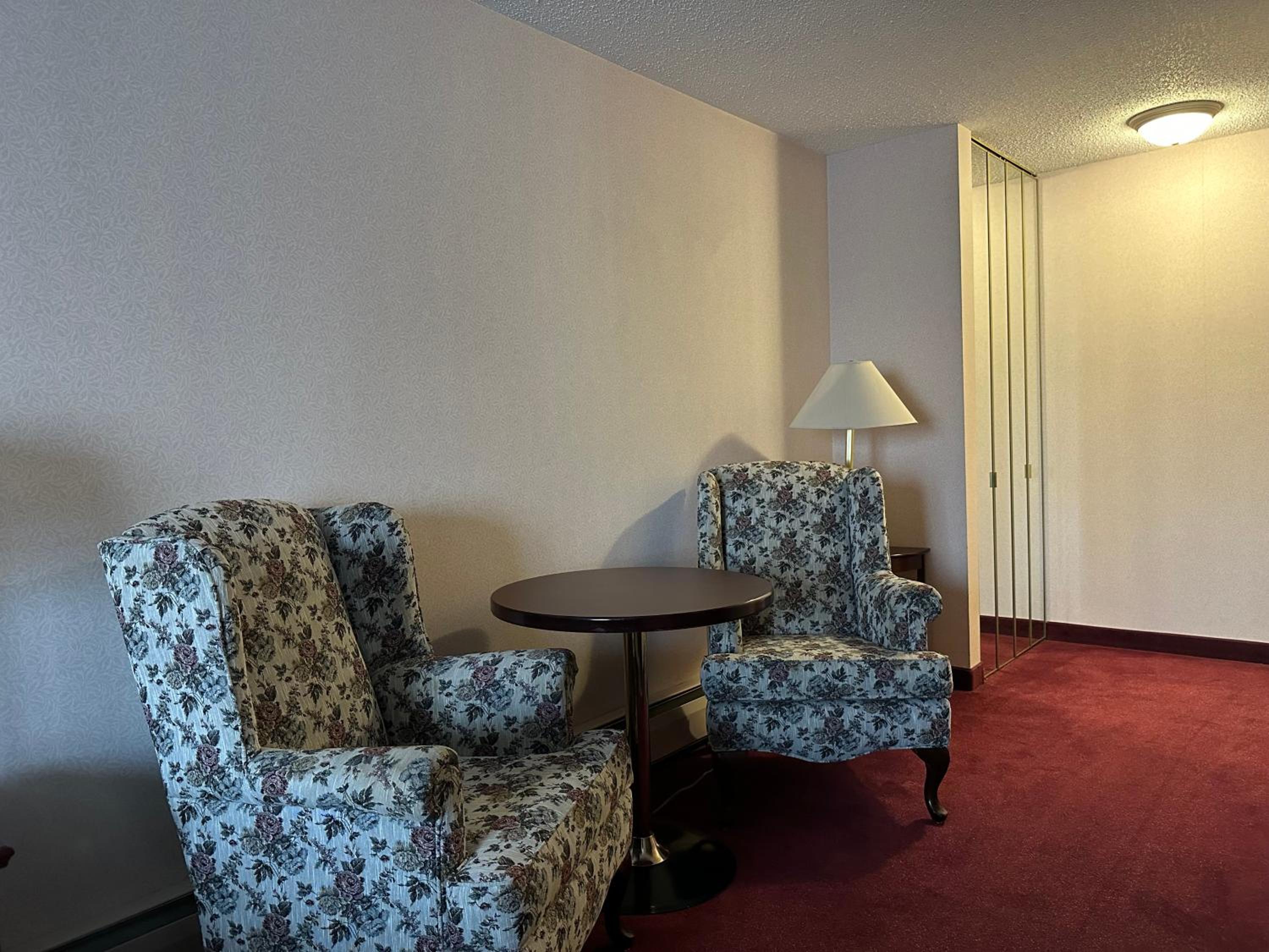 One Bedroom Suite with 1 King Bed Non-Smoking - Photo 2