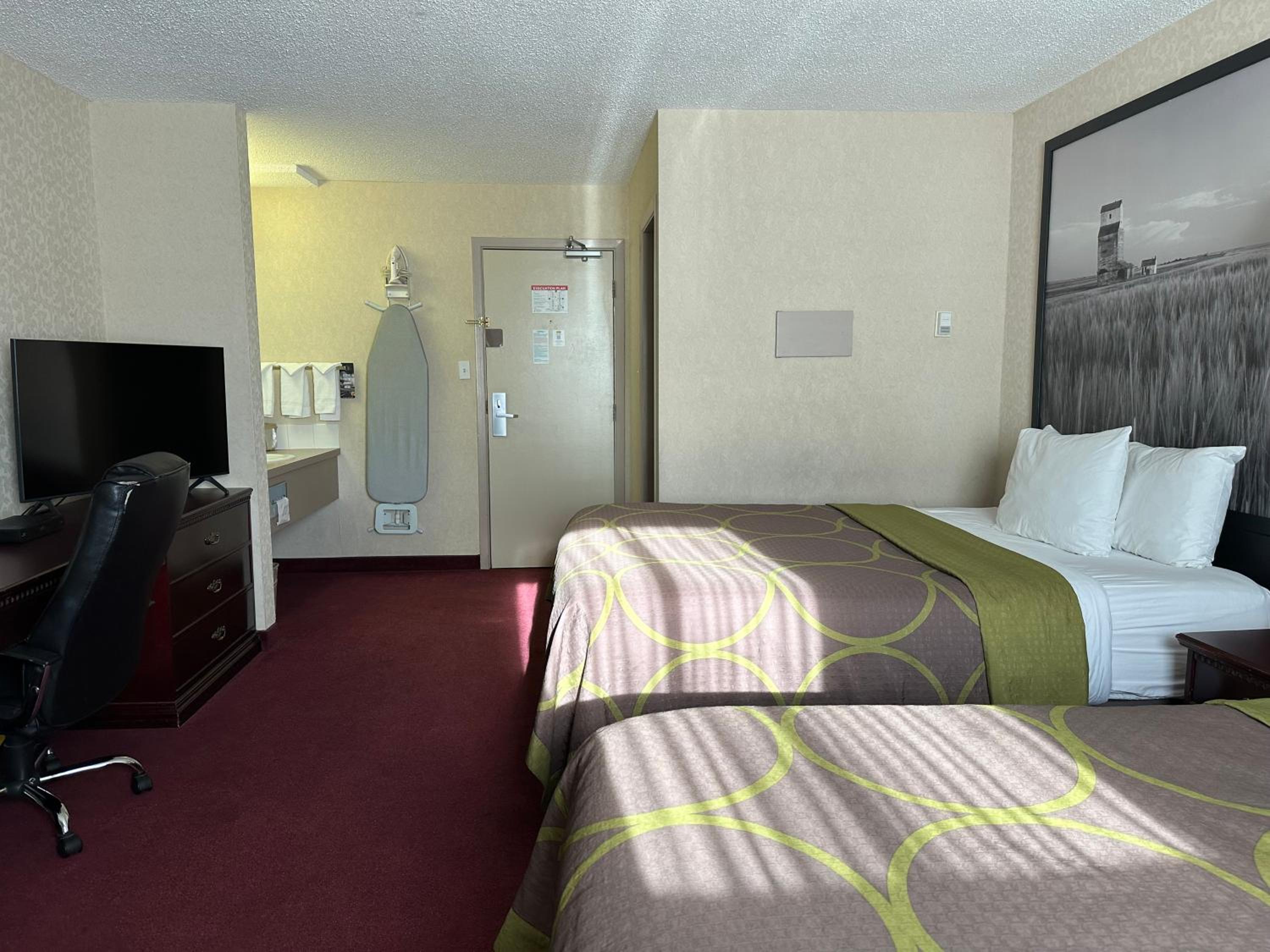 Queen Room with Two Queen Beds - Non-Smoking - Photo 2