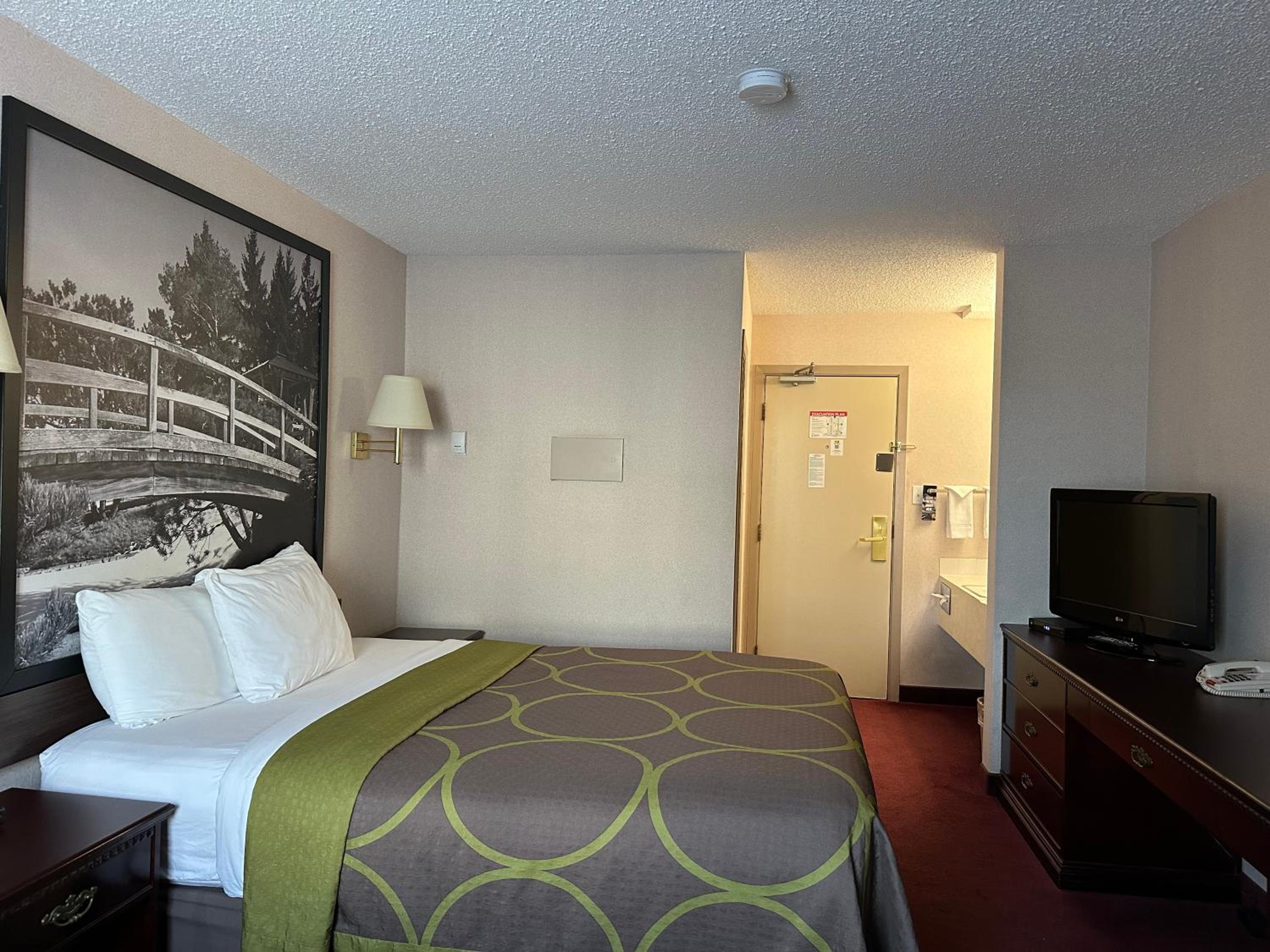 Queen Room - Non-Smoking - Photo 2