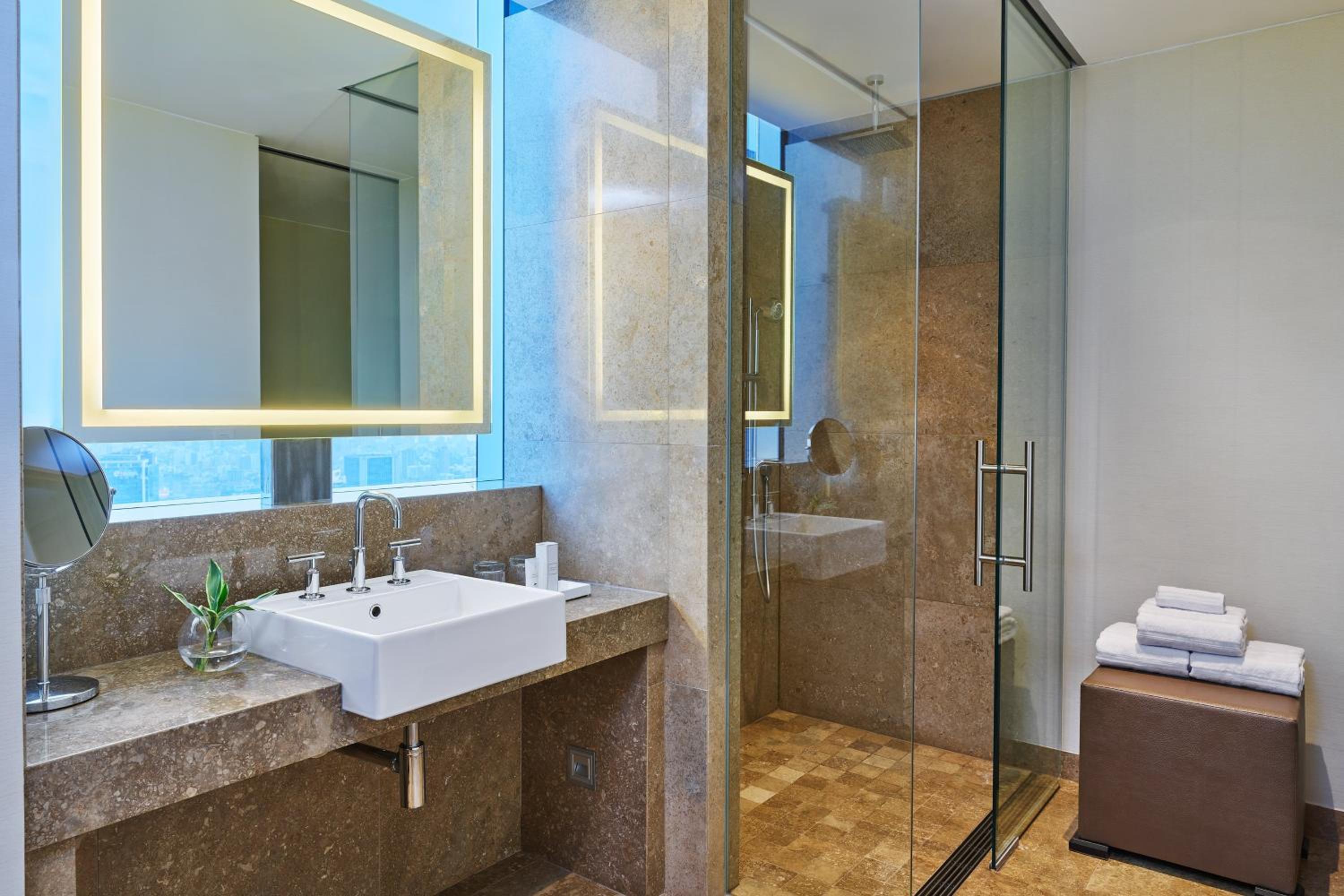 Ambassador Suite, Club Lounge Access, Vise Presidential Suite, 1 King and 2 Queen, High Floor photo 3
