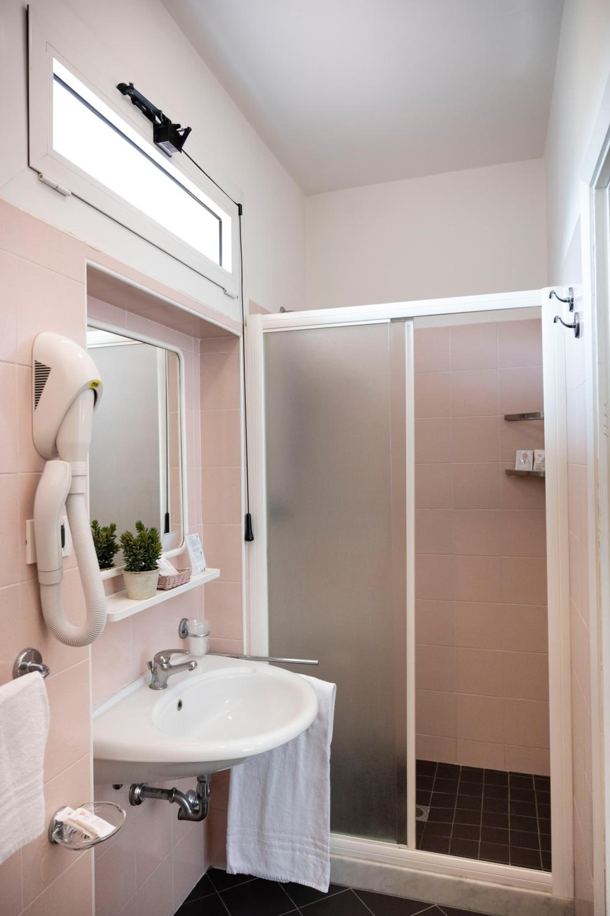 Standard Double or Twin Room - Photo 4