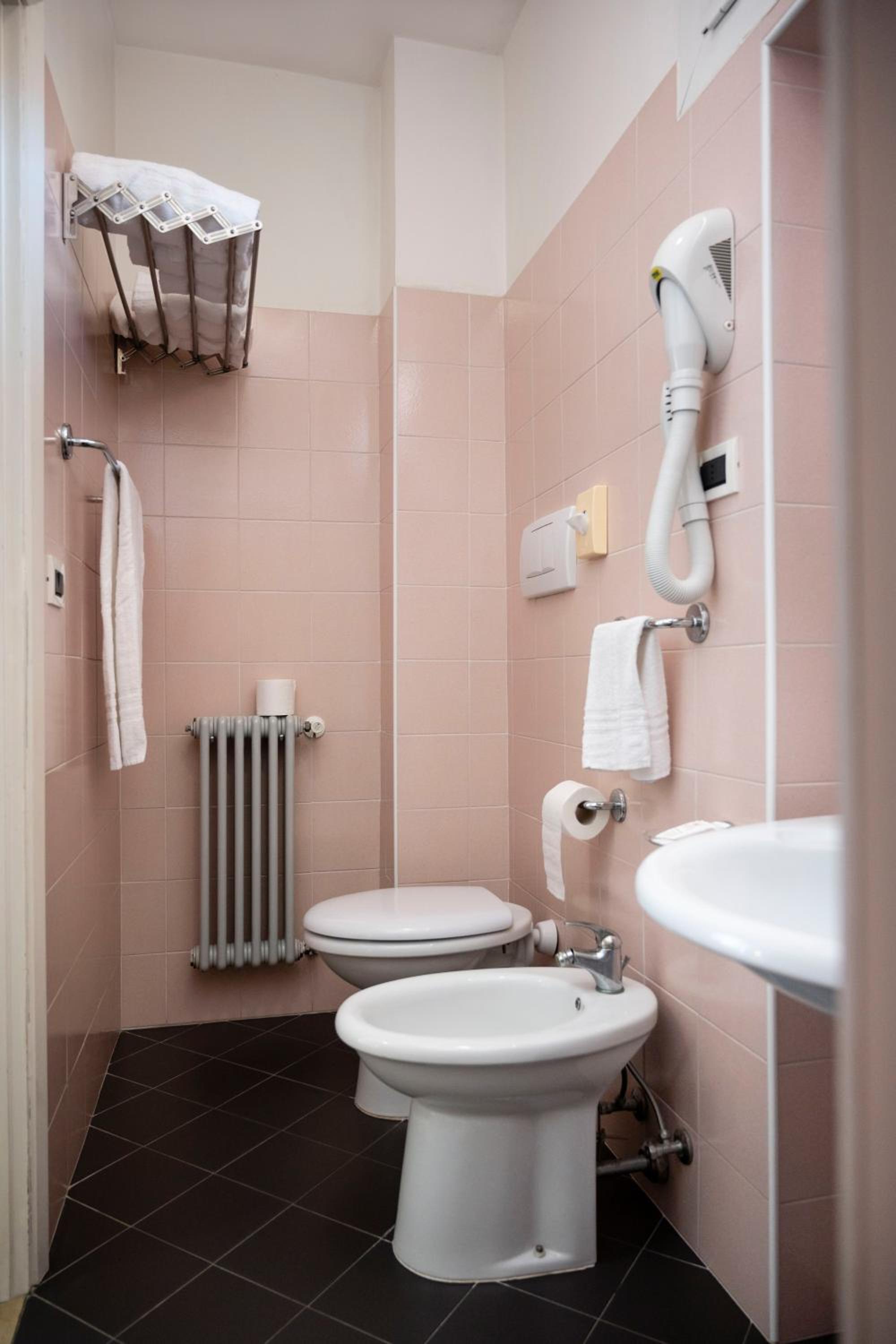 Standard Double or Twin Room - Photo 6