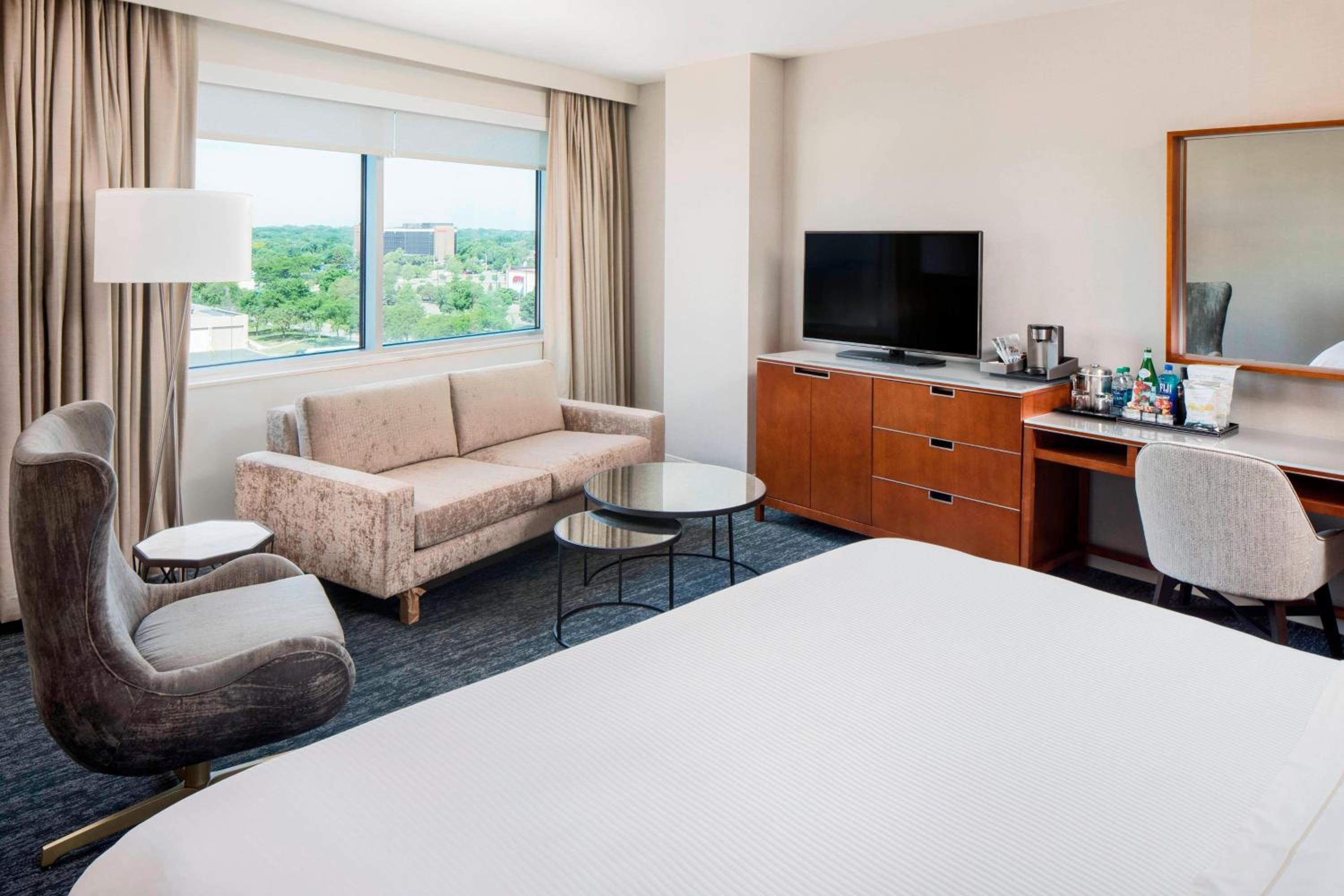 Club lounge access, Larger Guest room, 1 King, Corner room - Photo 5