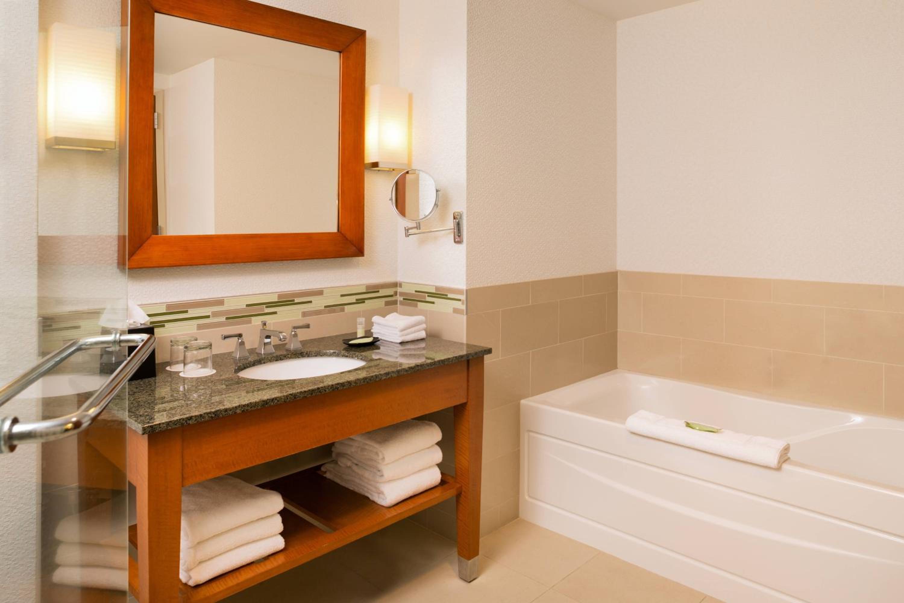 Traditional, Guest room, 1 King - Photo 4