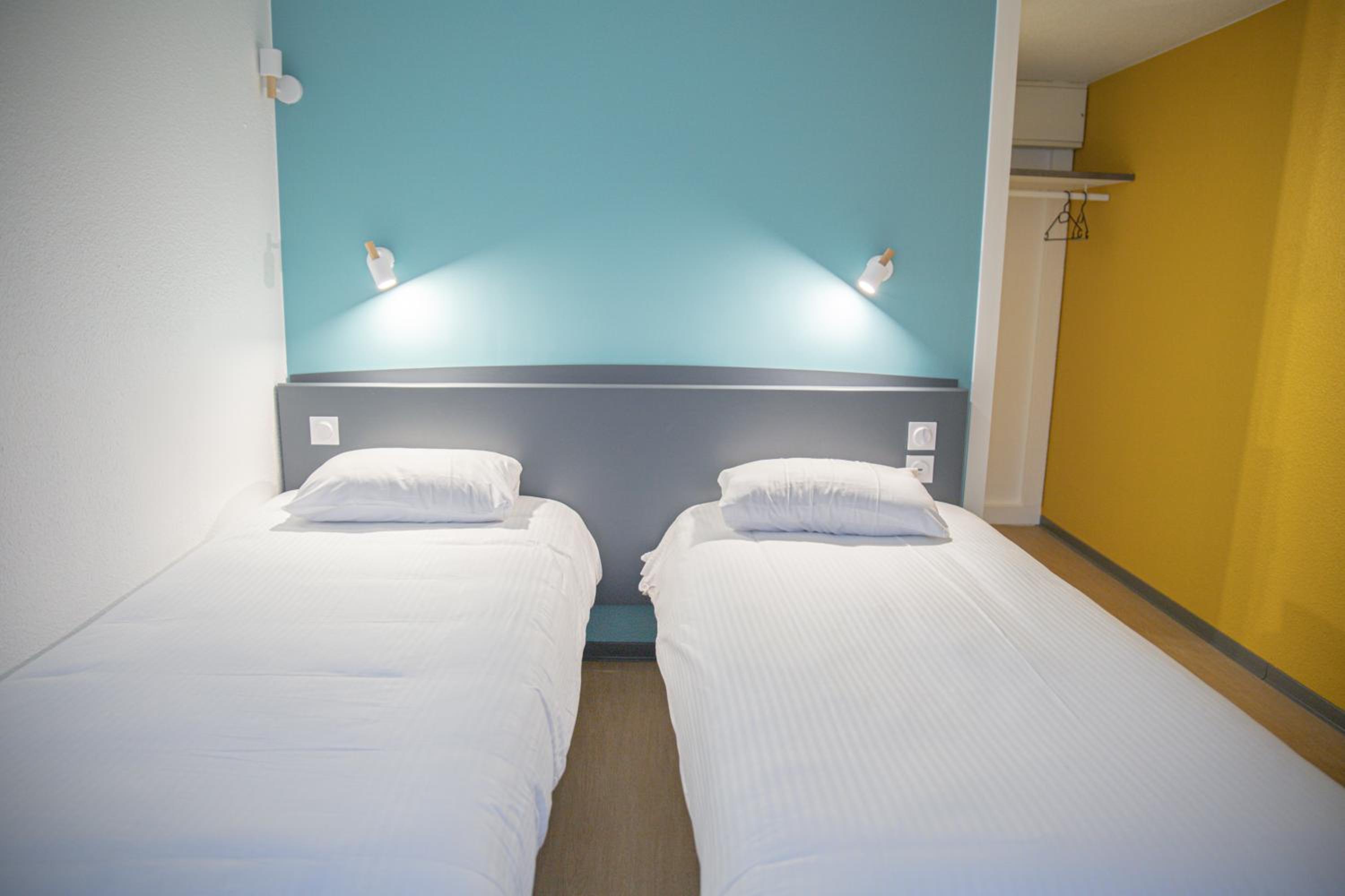 2 Single Beds