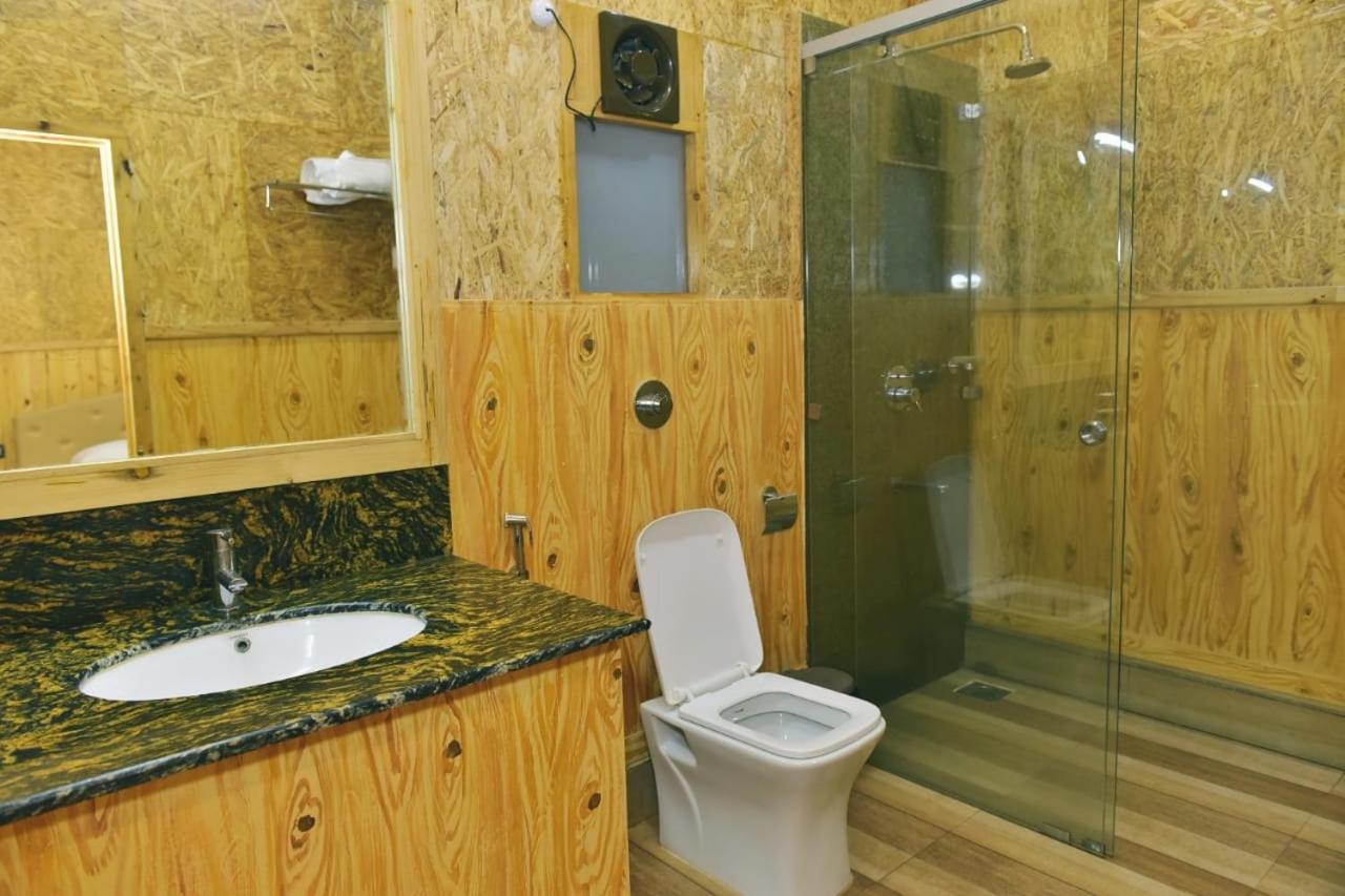 Deluxe King Room - Photo 7