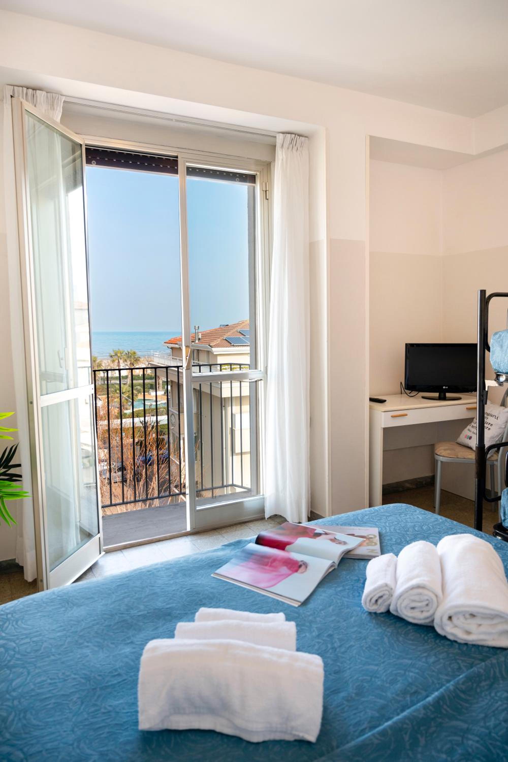 Quadruple Room with Sea View - Photo 3