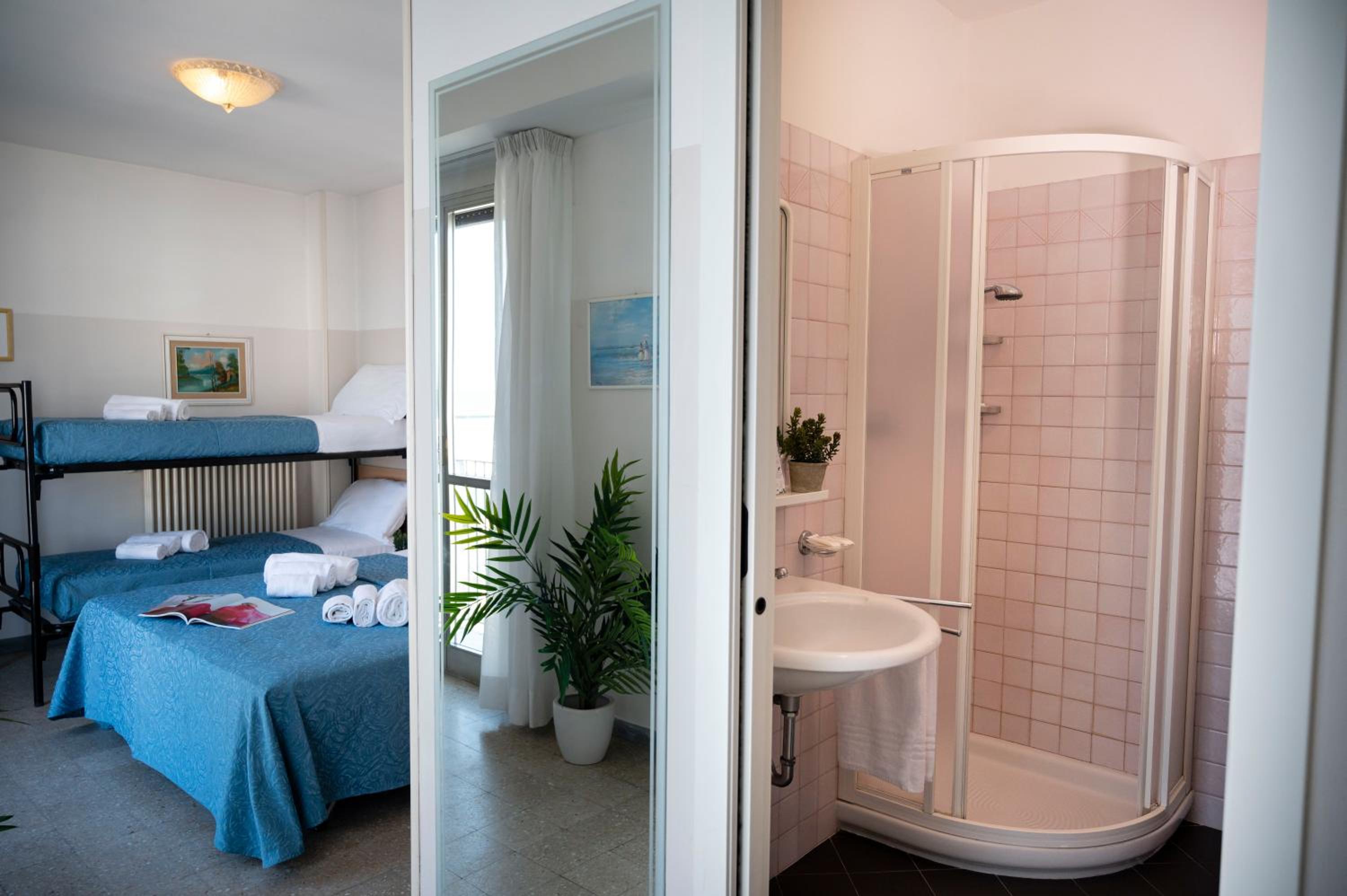 Quadruple Room with Sea View - Photo 4