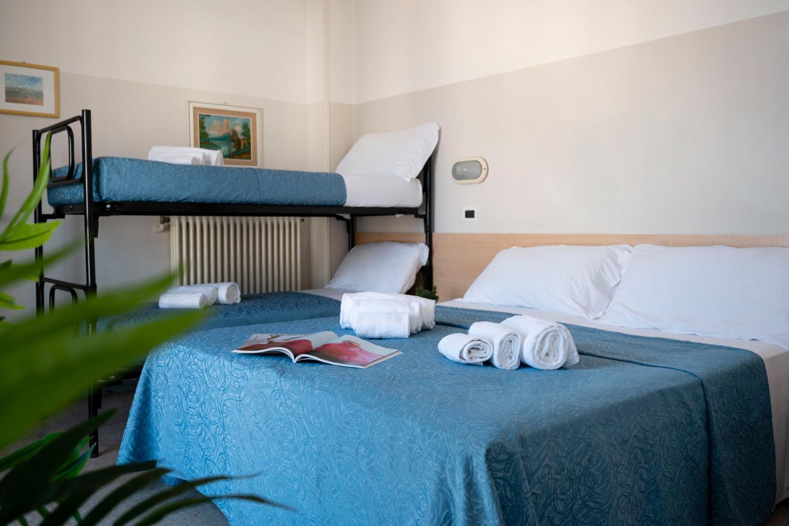 Quadruple Room with Sea View - Photo 5