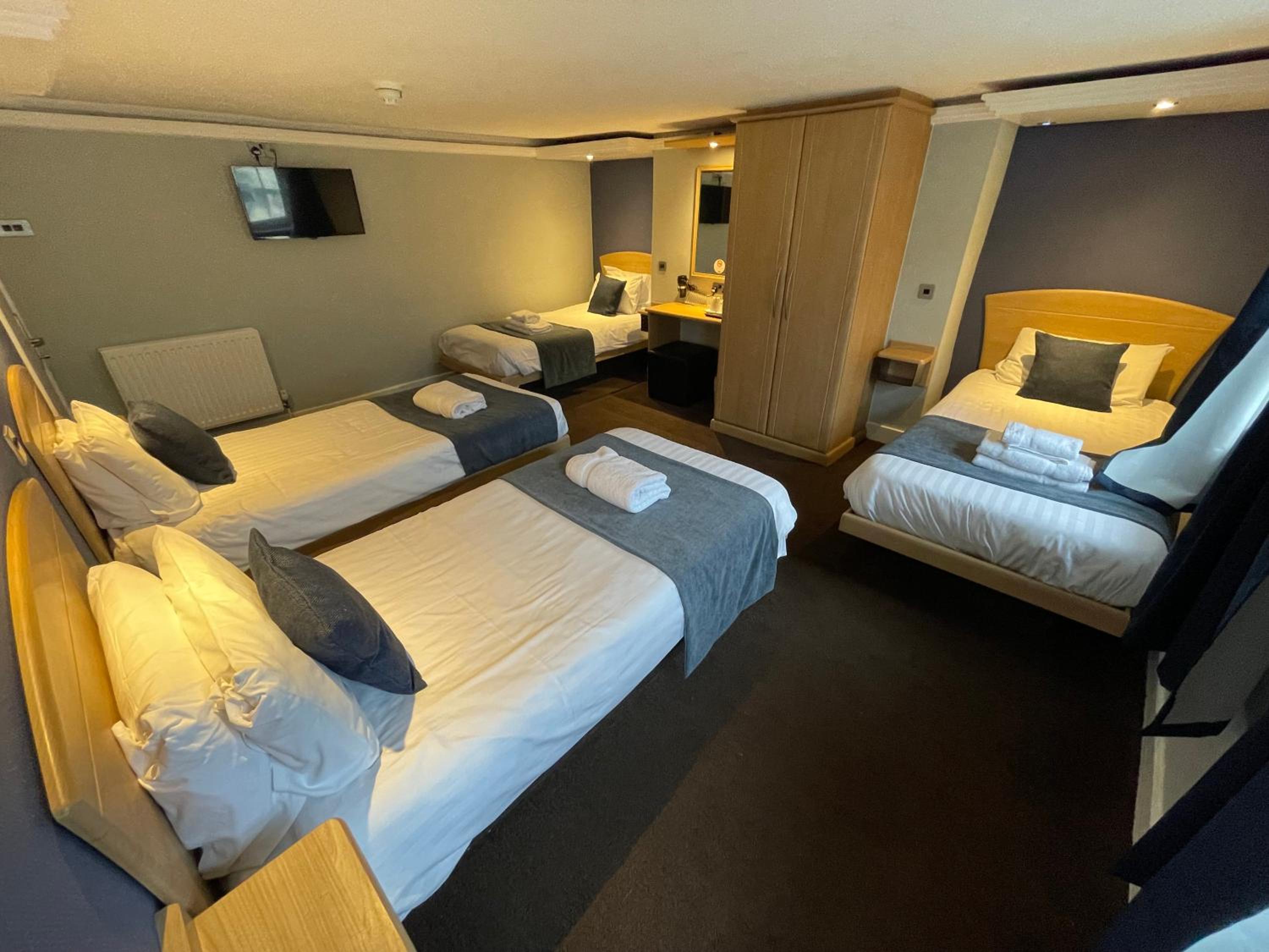 Quadruple Room - Photo 1