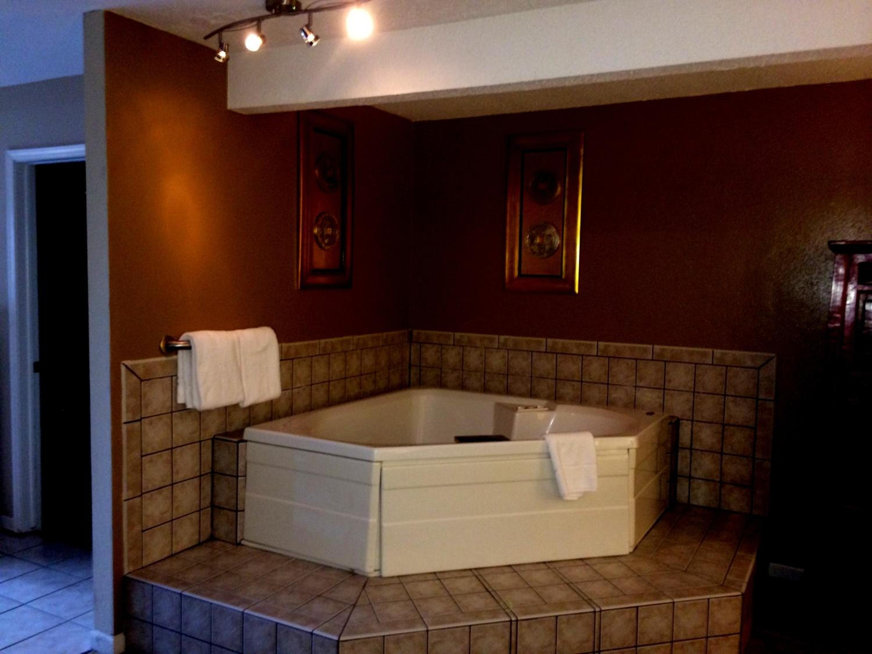 King Suite with Spa Bath - Photo 13