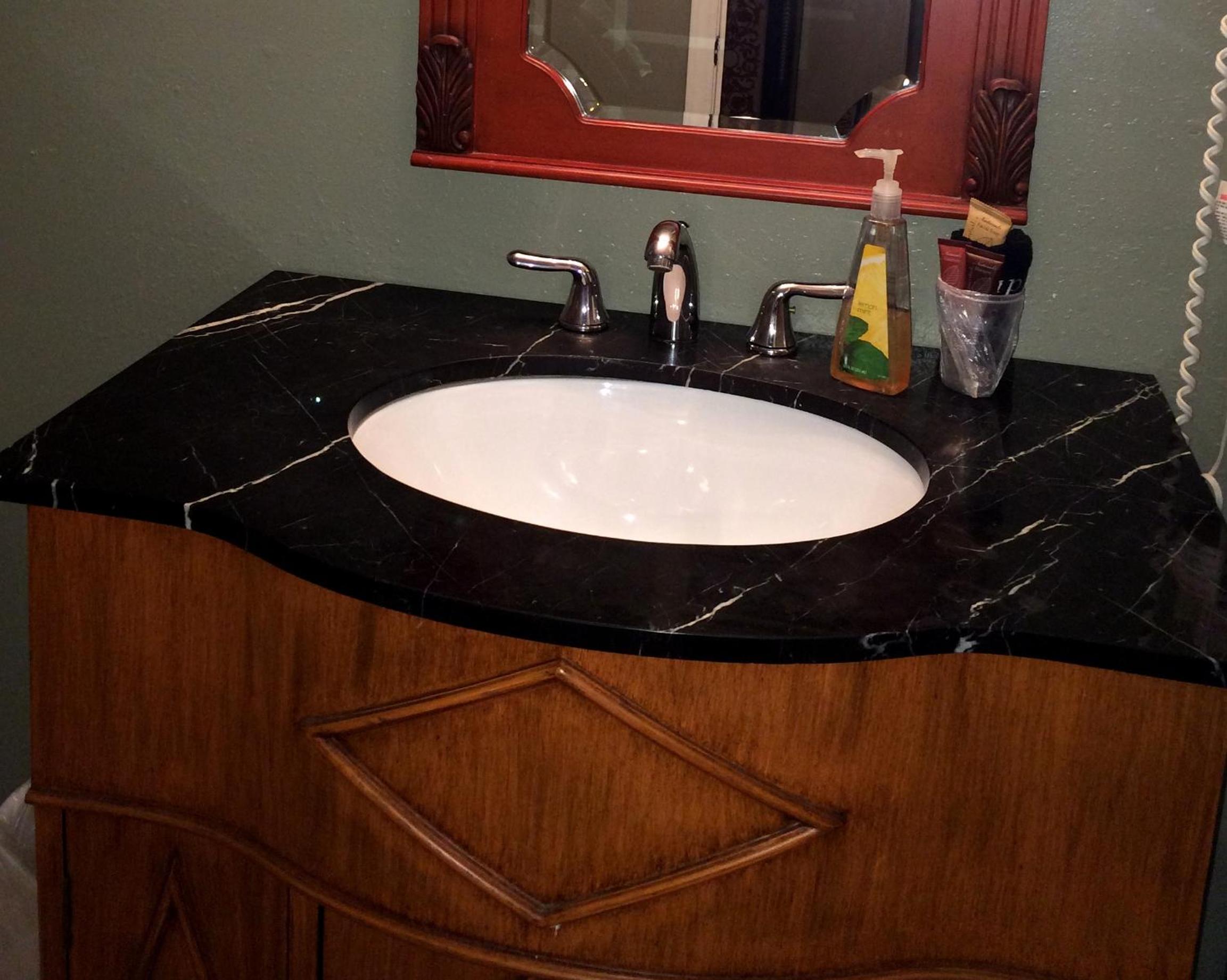 King Suite with Spa Bath - Photo 14