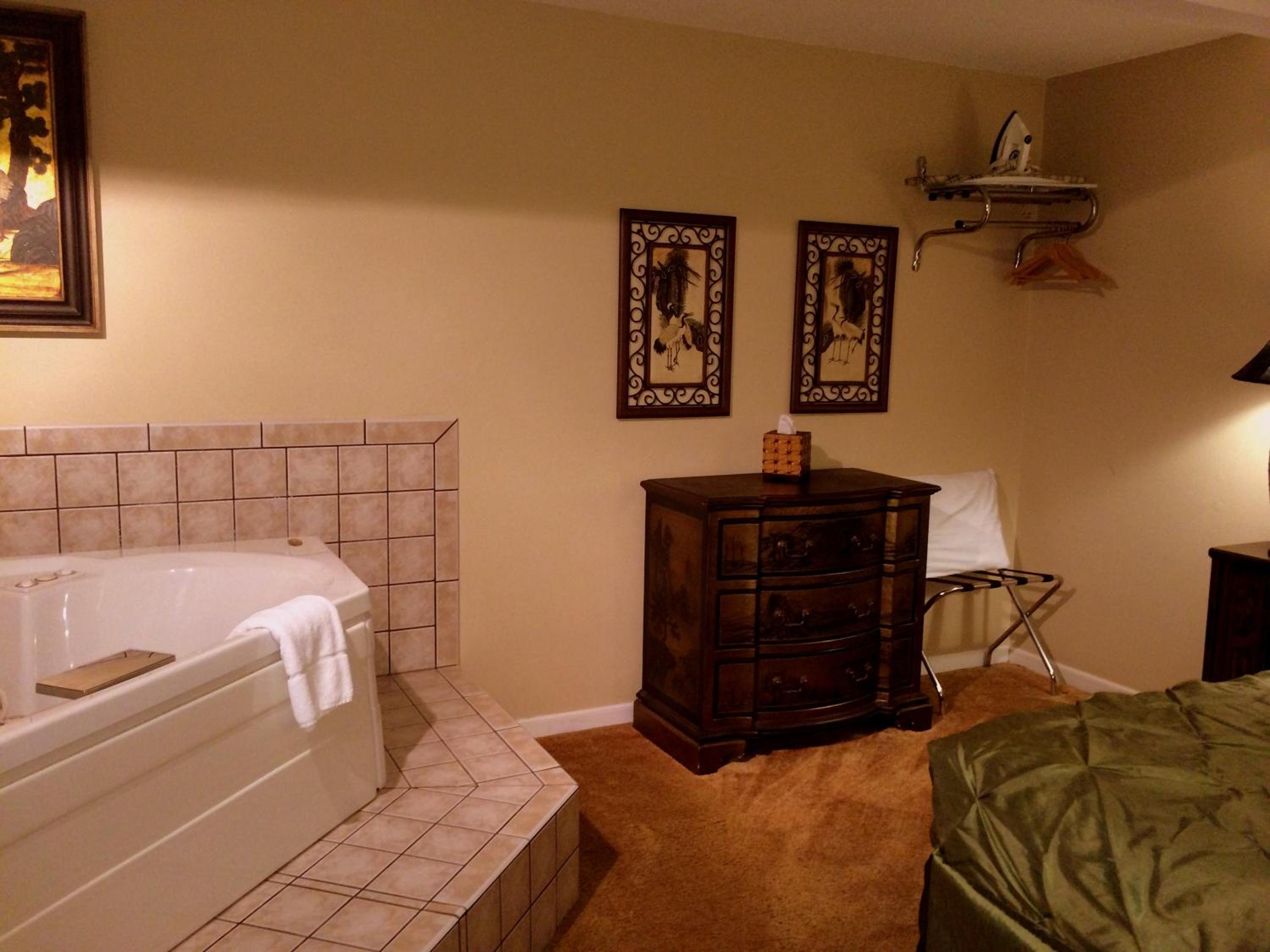 King Suite with Spa Bath - Photo 15
