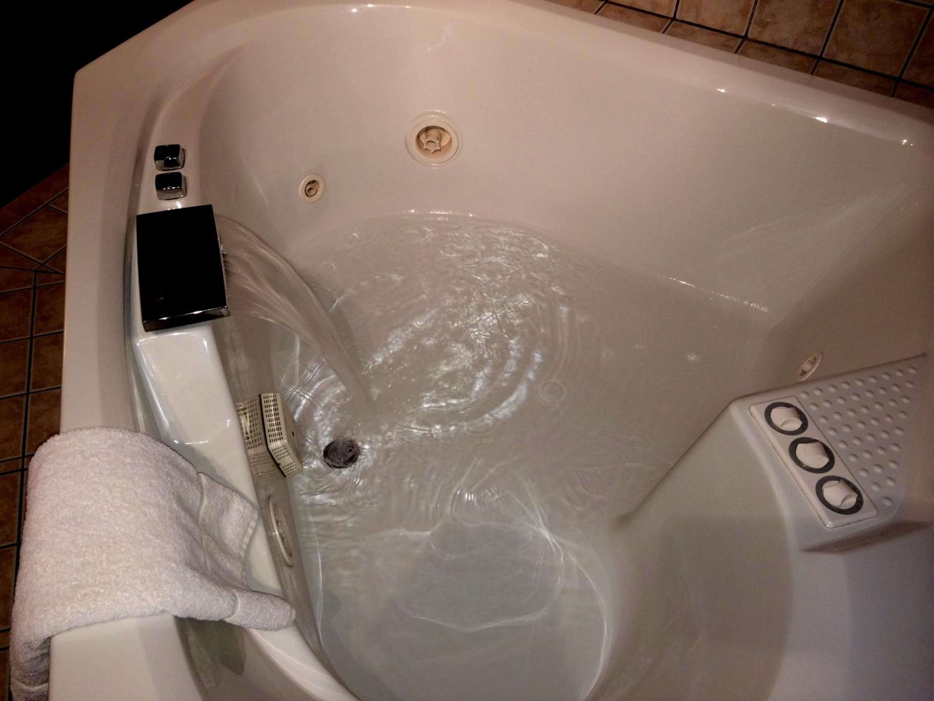 King Suite with Spa Bath - Photo 16