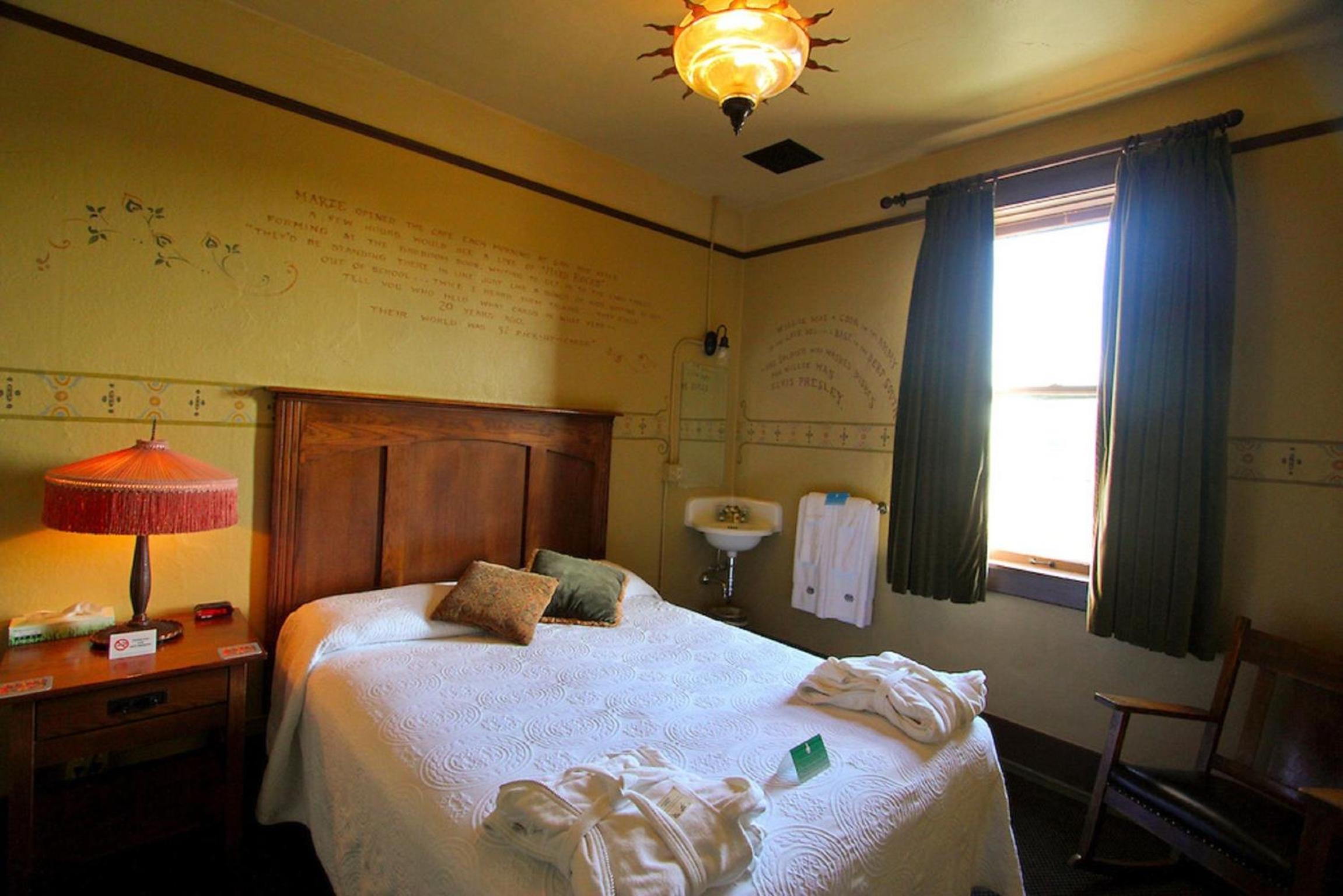 Queen Room photo 1