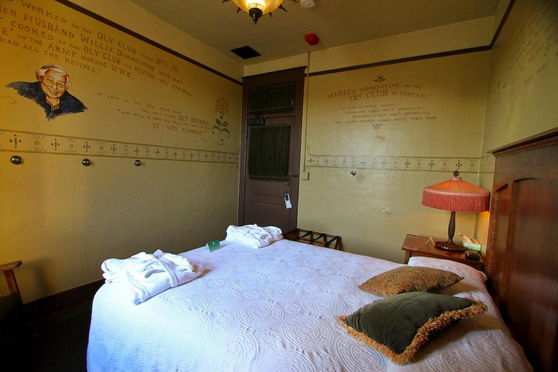 Queen Room photo 2