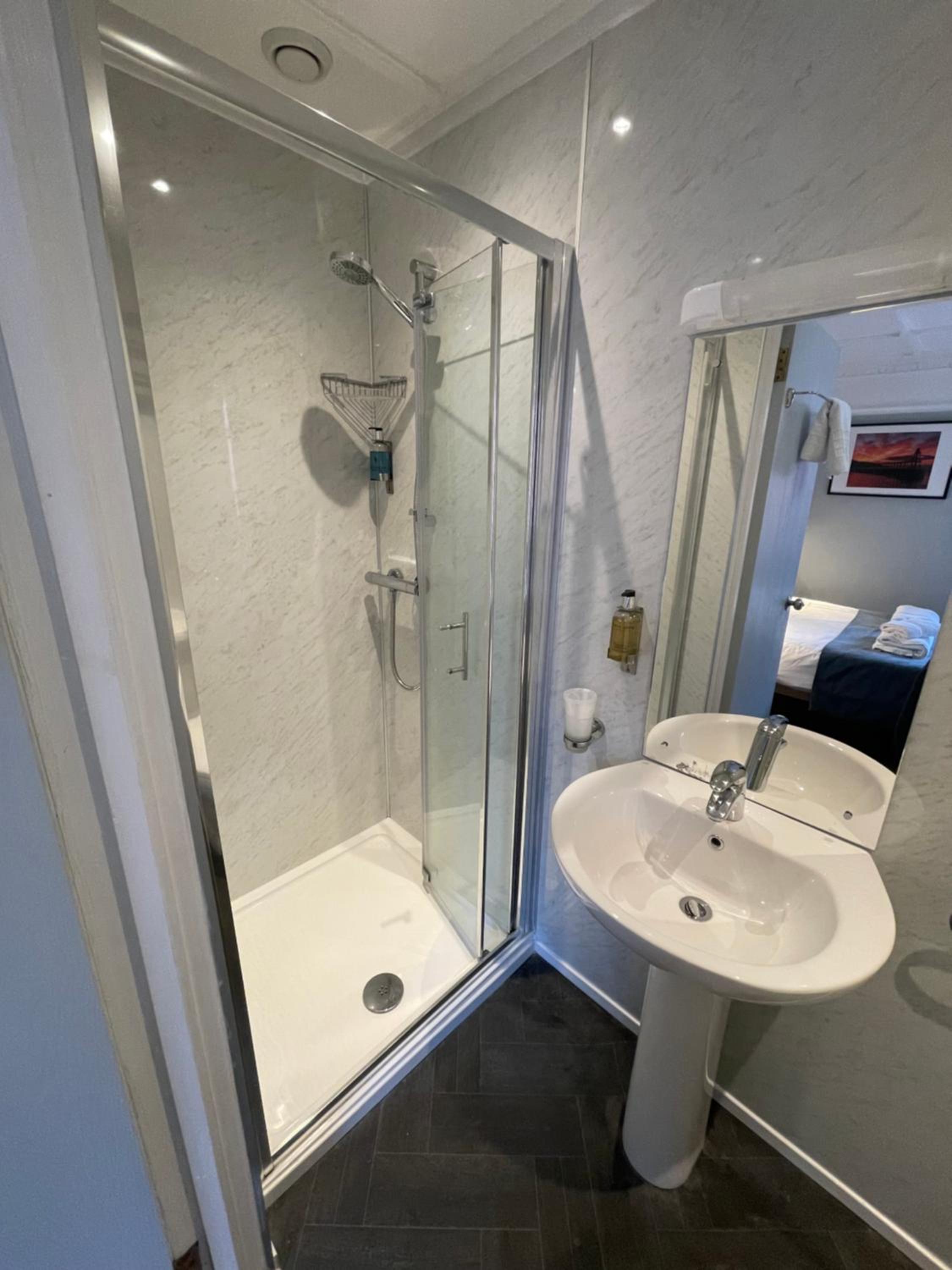 Double Room - Photo 11