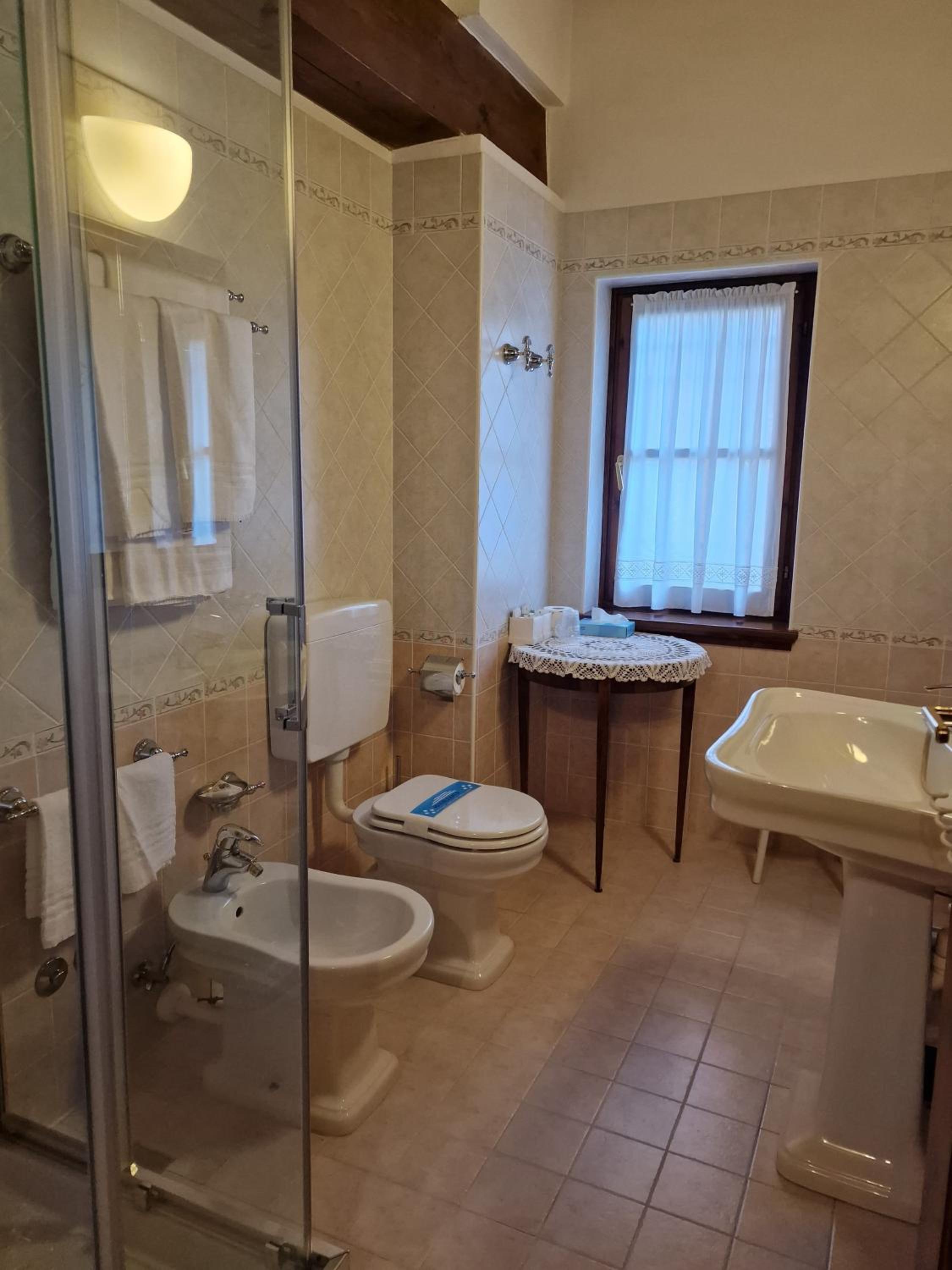 Single Room with Bathroom photo 2