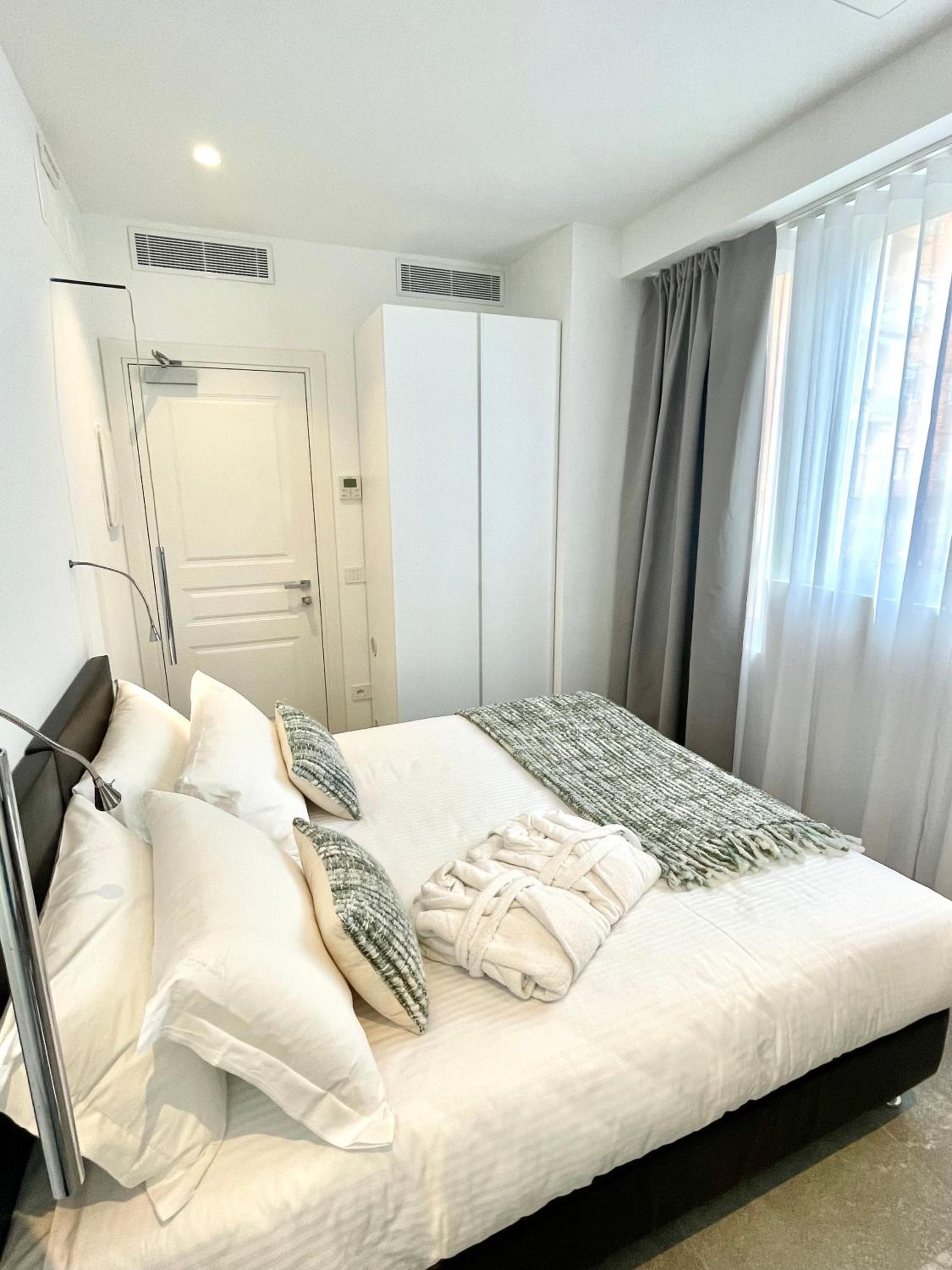 Standard Double Room photo 3