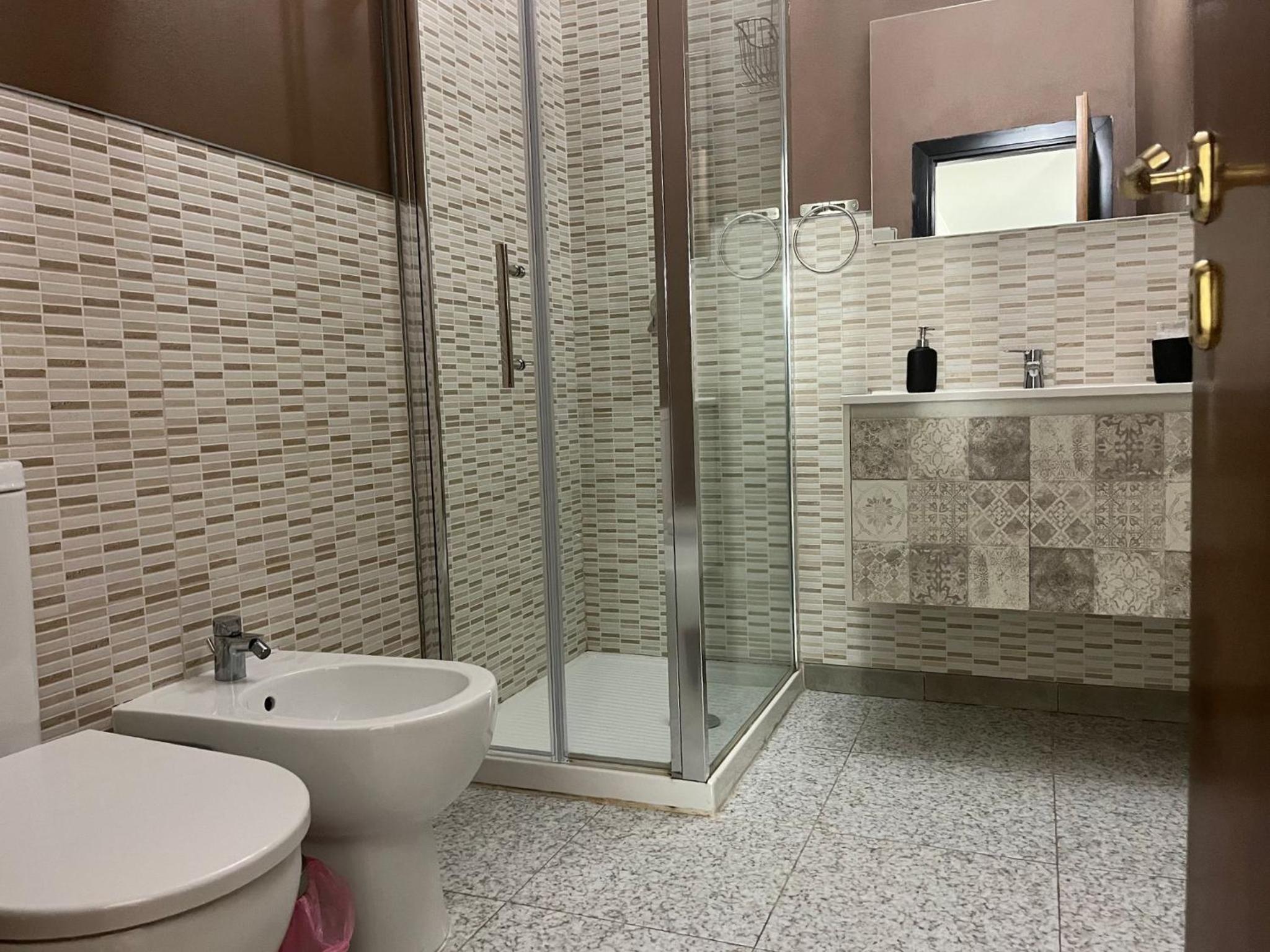Double Room with Private Bathroom - Photo 7