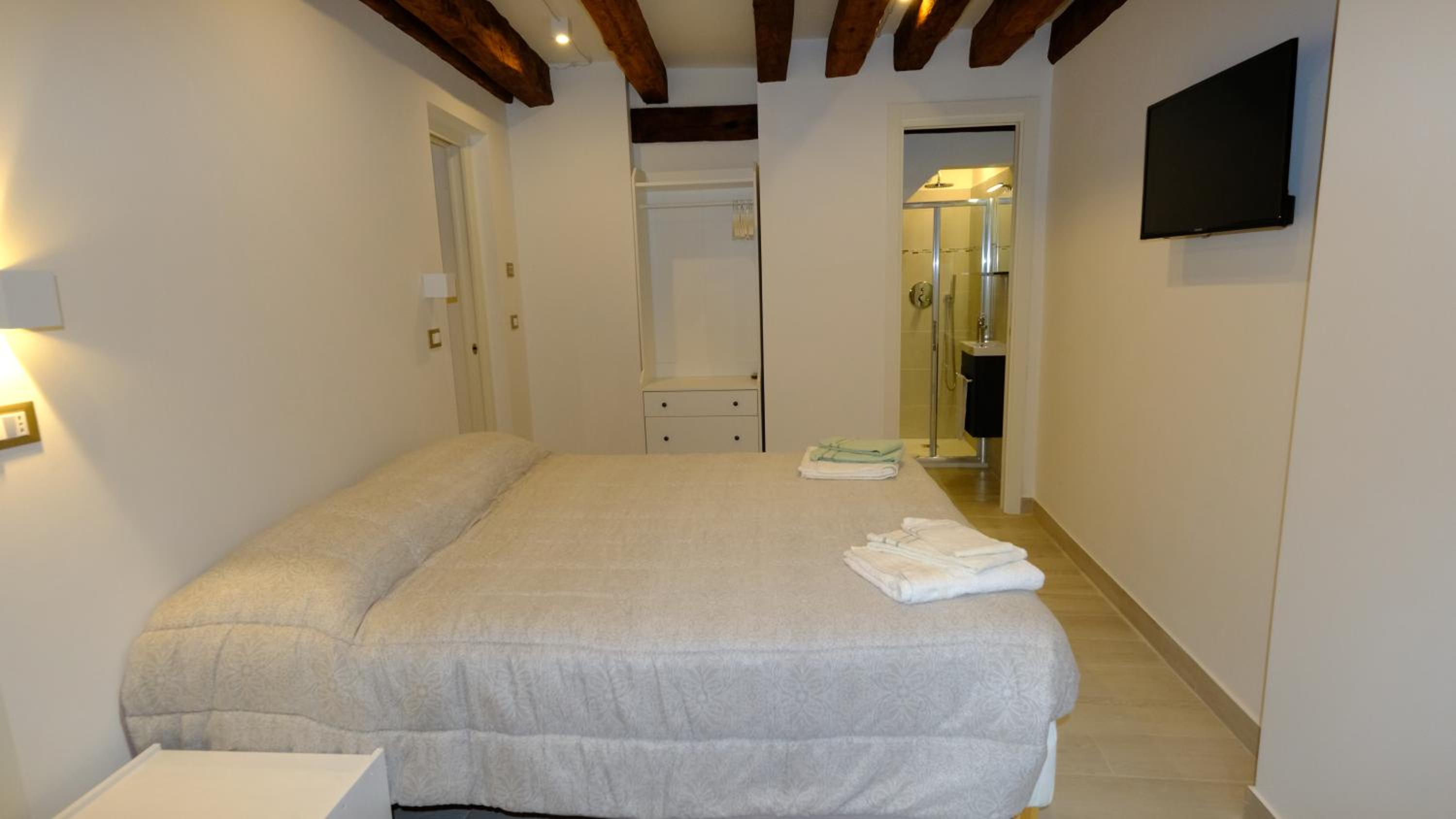 One-Bedroom Apartment photo 2
