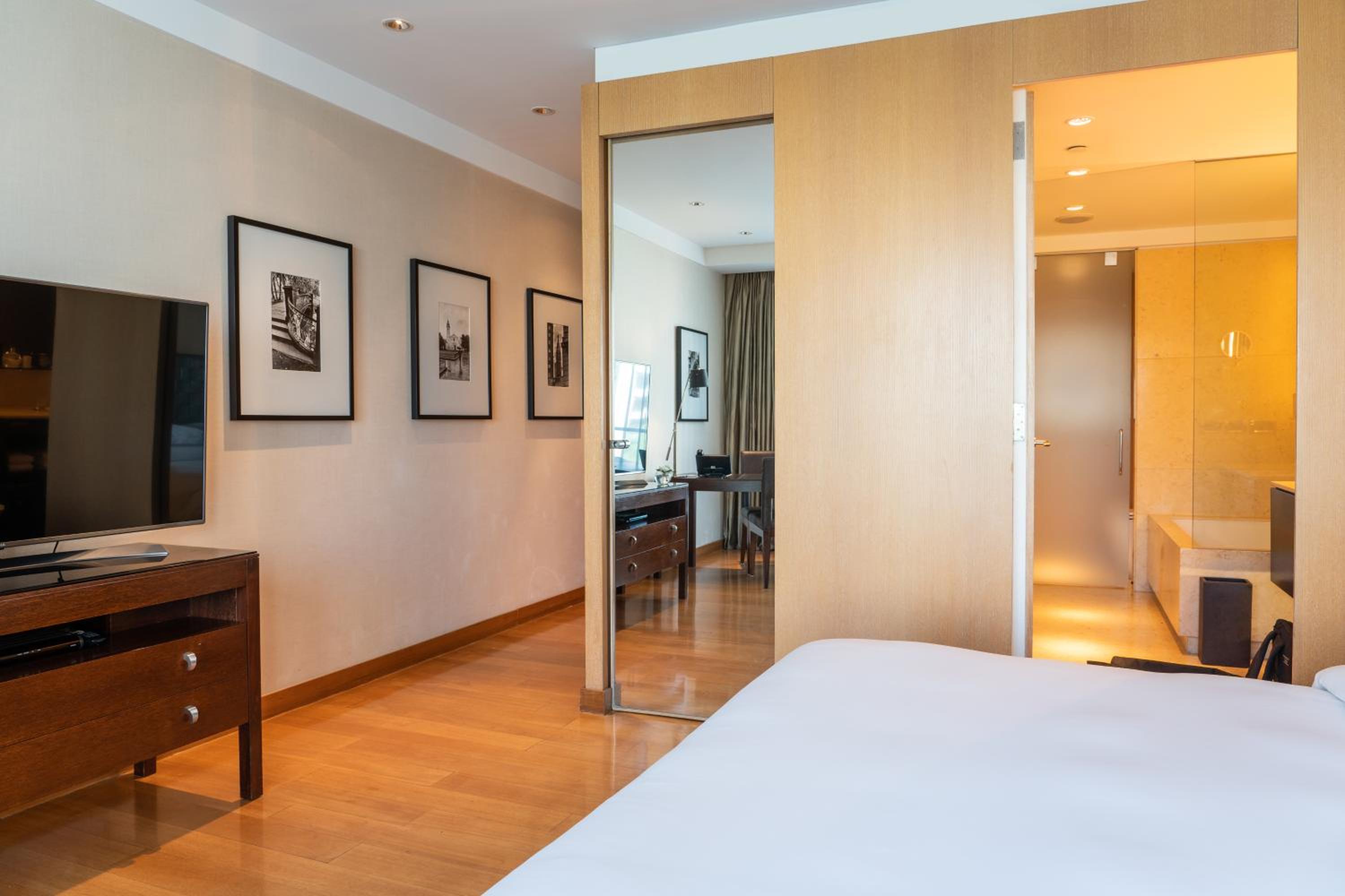 Deluxe King Room with Garden View