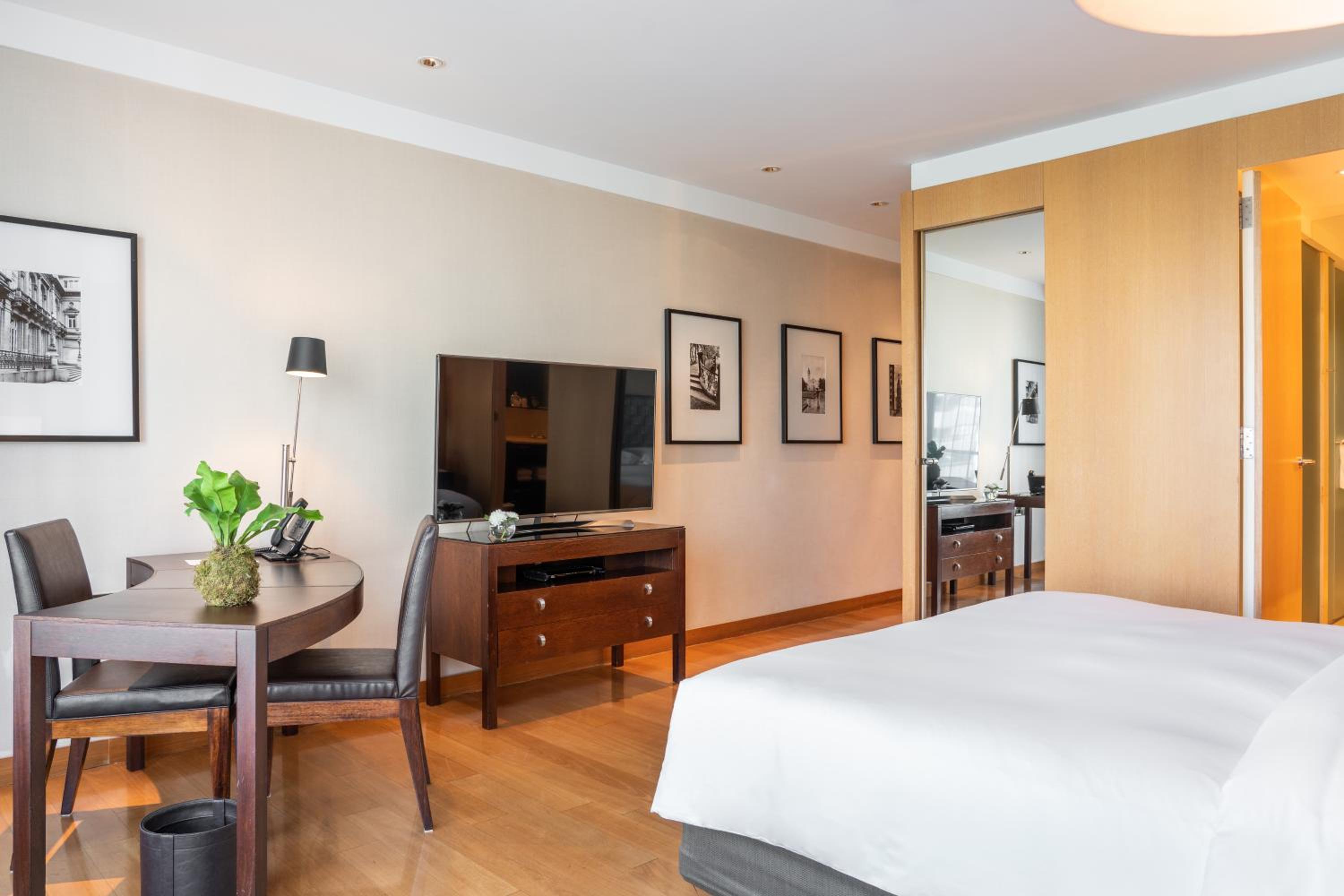 Deluxe King Room with Garden View