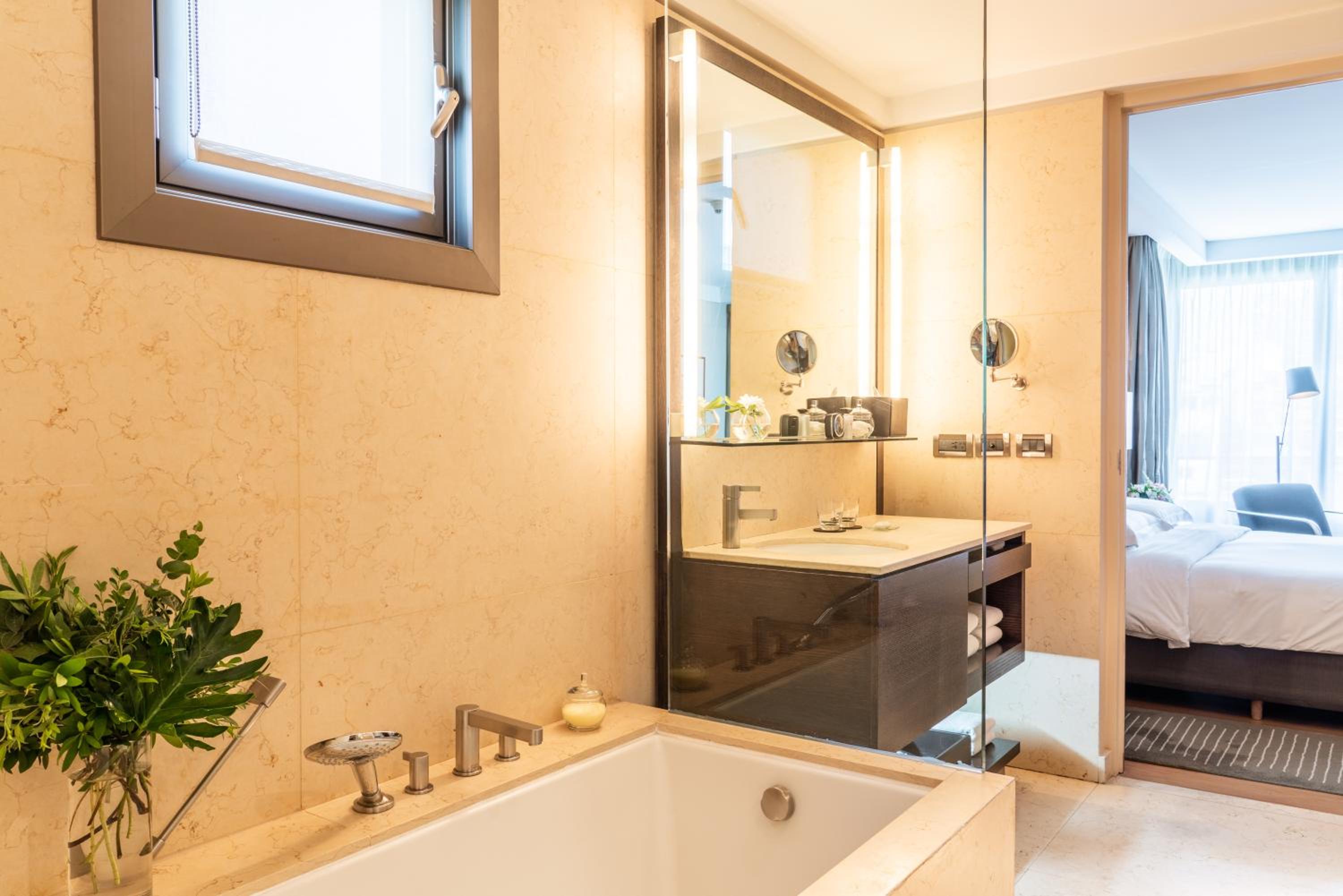 Deluxe King Room with Balcony thumbnail 6