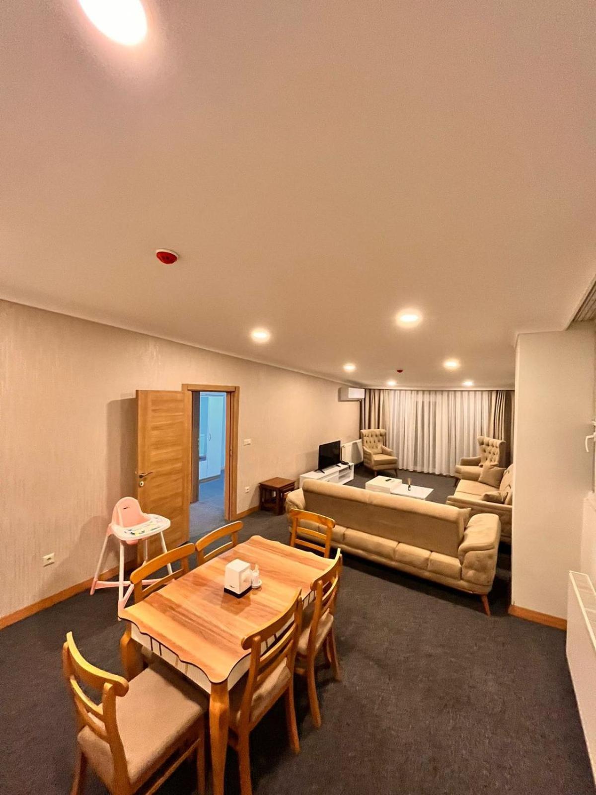 Deluxe King Suite - Photo 10