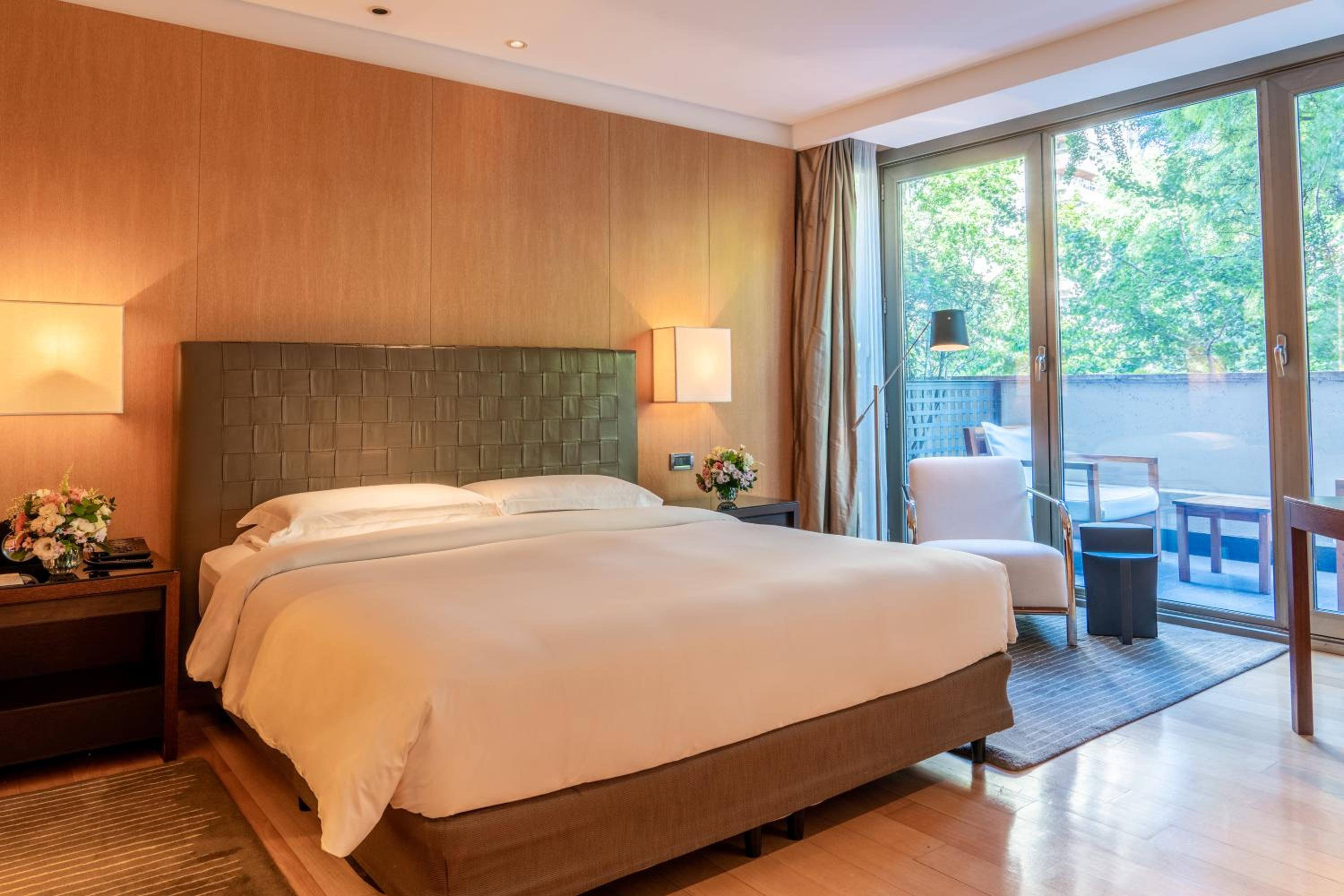 Deluxe King Room with Balcony thumbnail 6