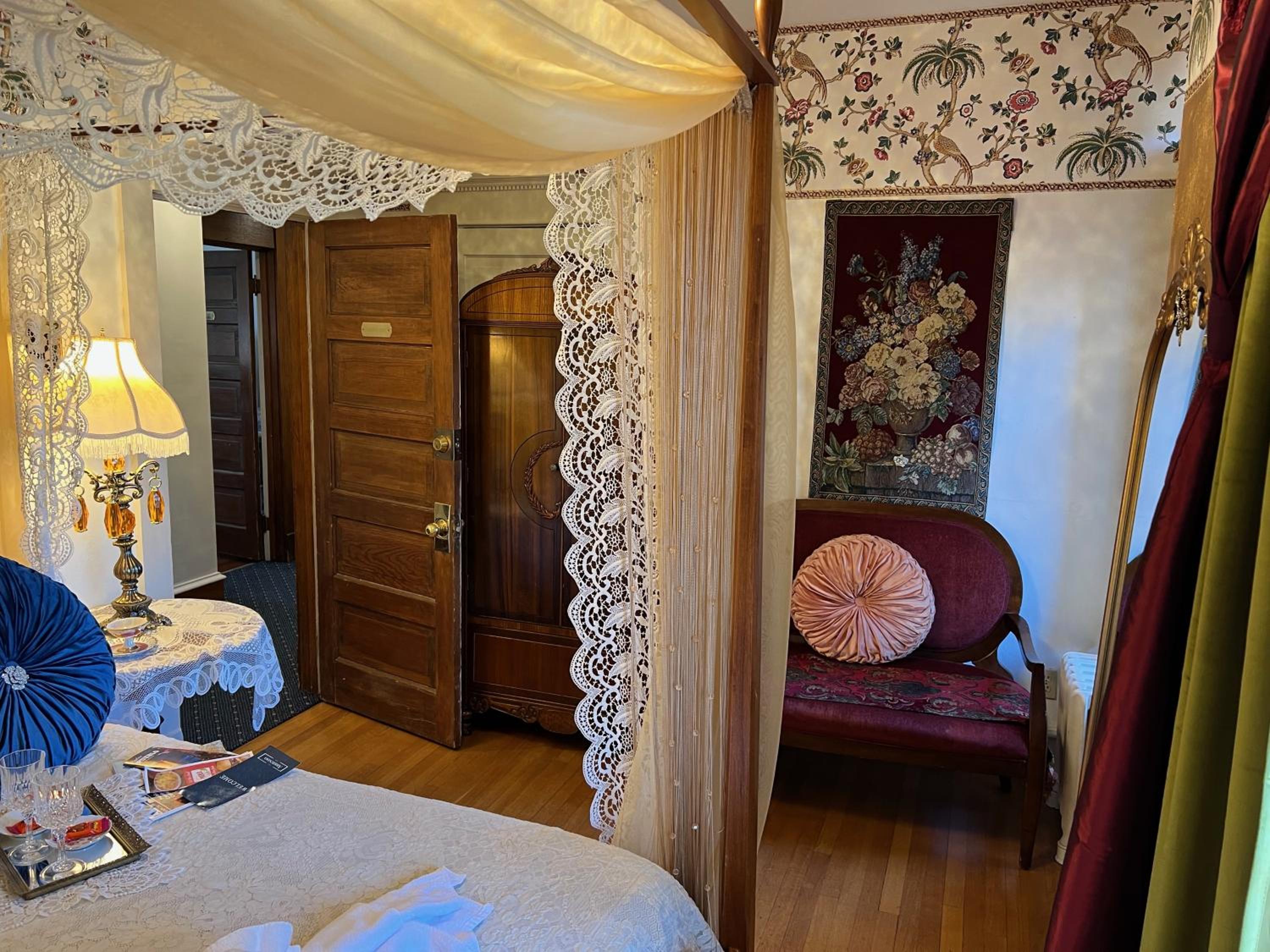 Superior Suite - Photo 6