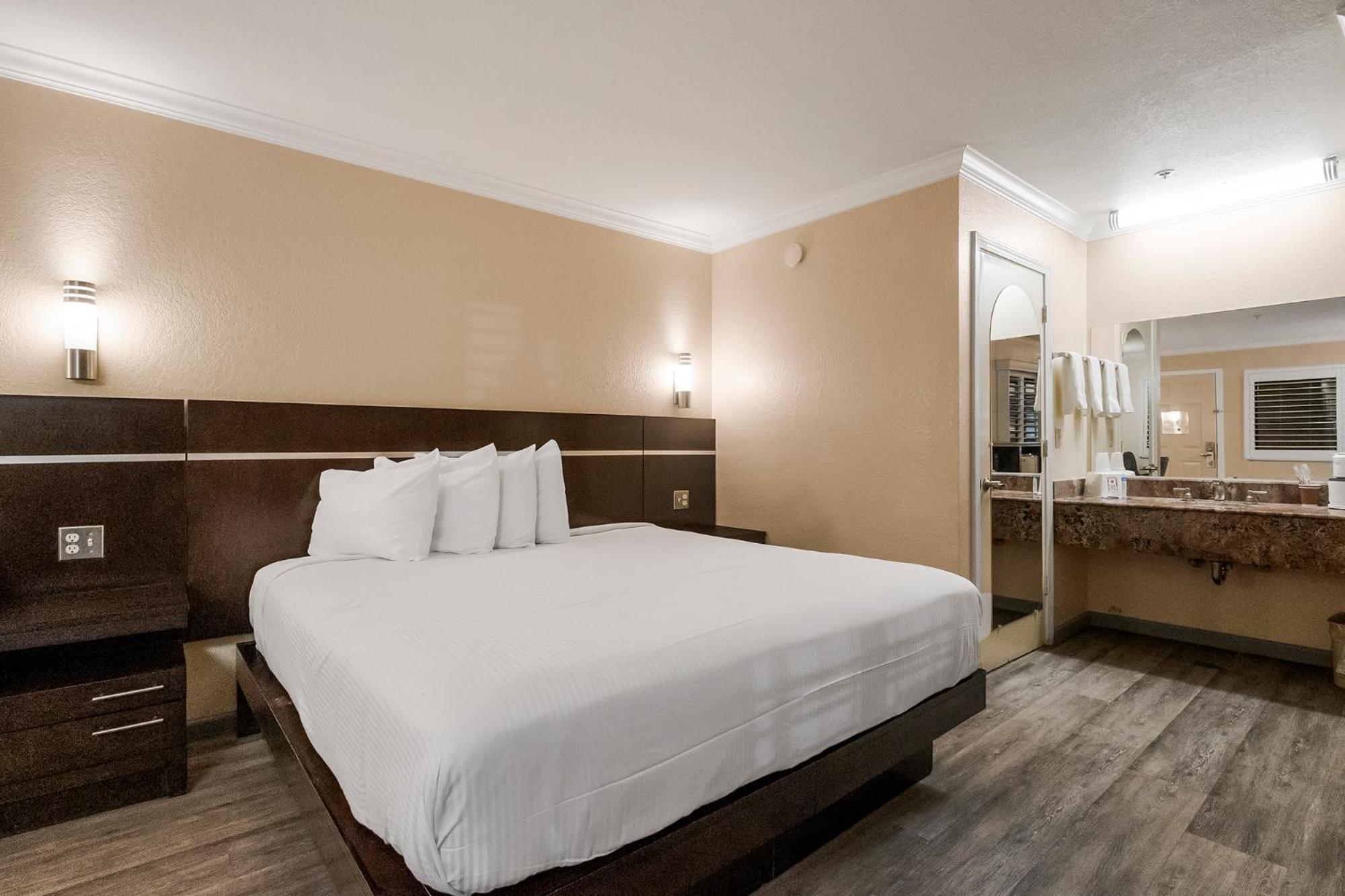 King Room - Non-Smoking - Photo 1