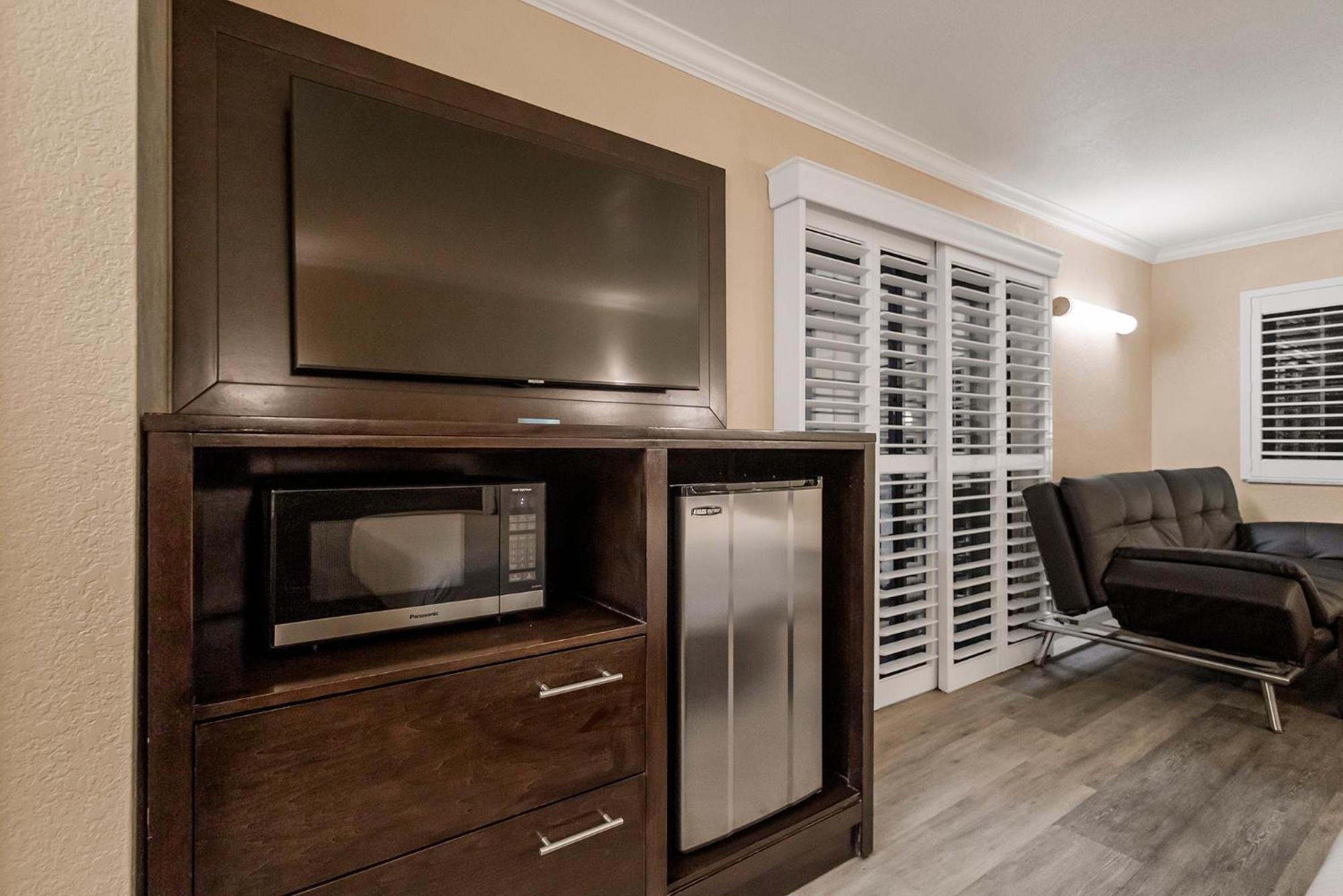 King Room - Non-Smoking - Photo 3